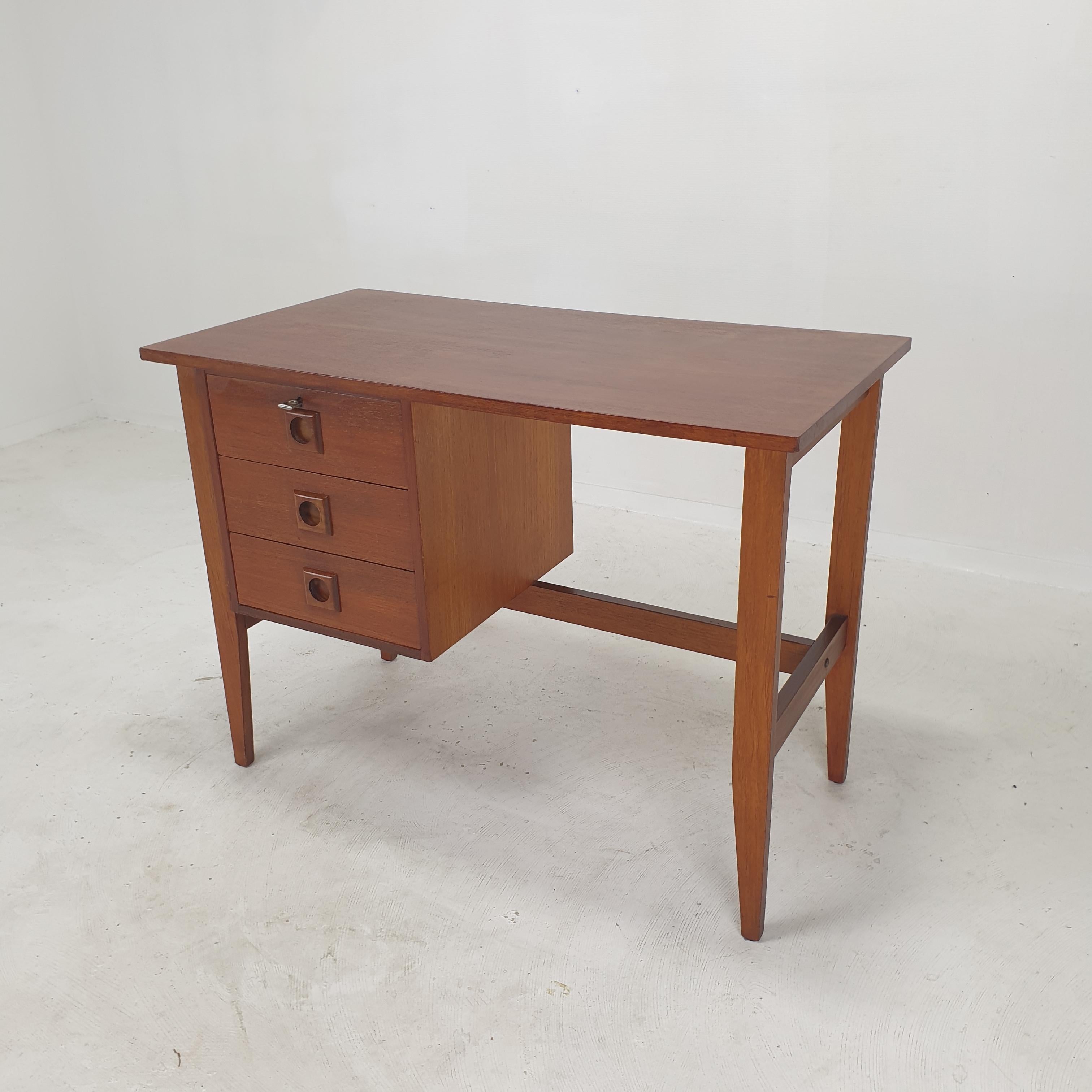 Dnischer Teakholz-Schreibtisch aus der Jahrhundertmitte, 1970er Jahre (Ende des 20. Jahrhunderts) im Angebot