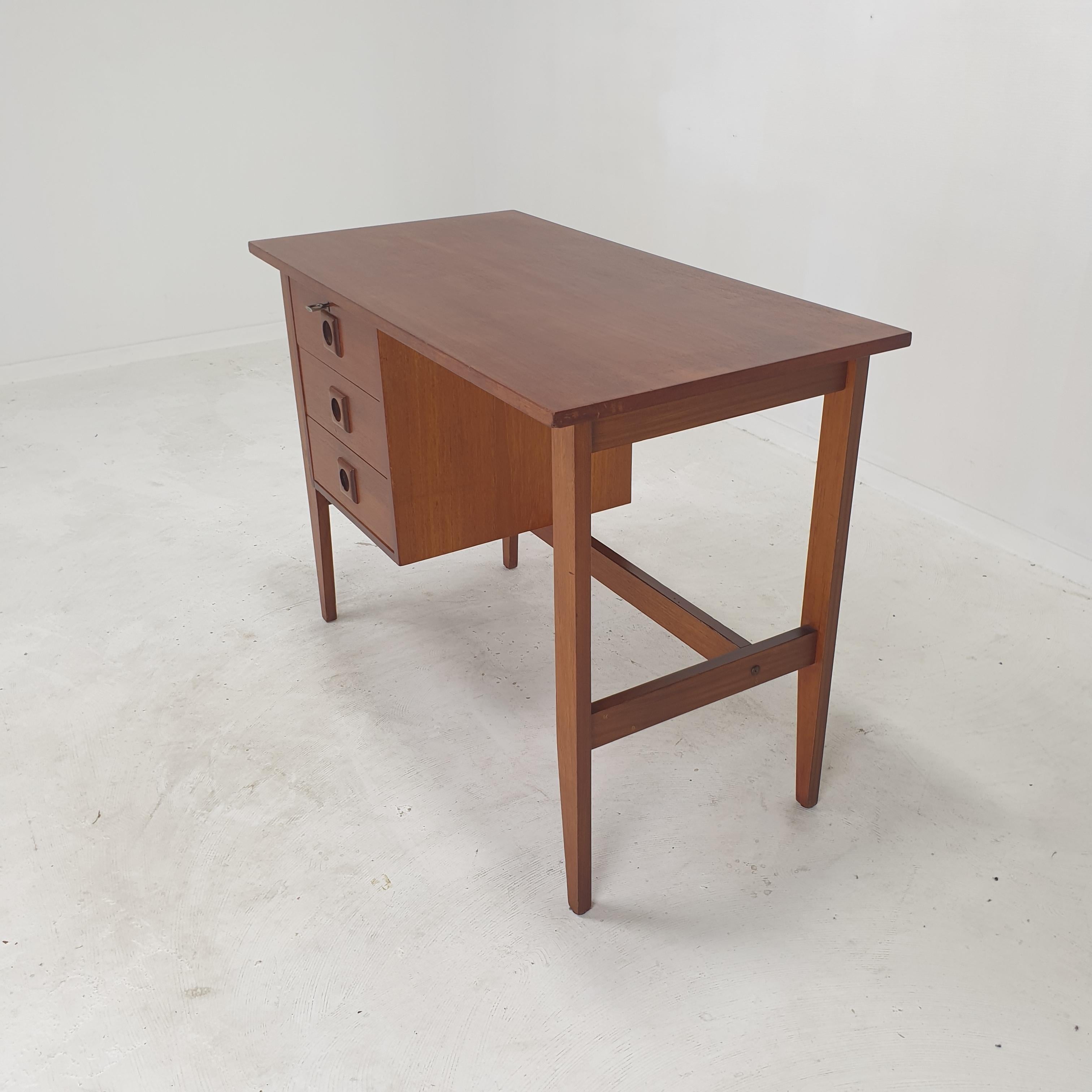 Dnischer Teakholz-Schreibtisch aus der Jahrhundertmitte, 1970er Jahre im Angebot 1