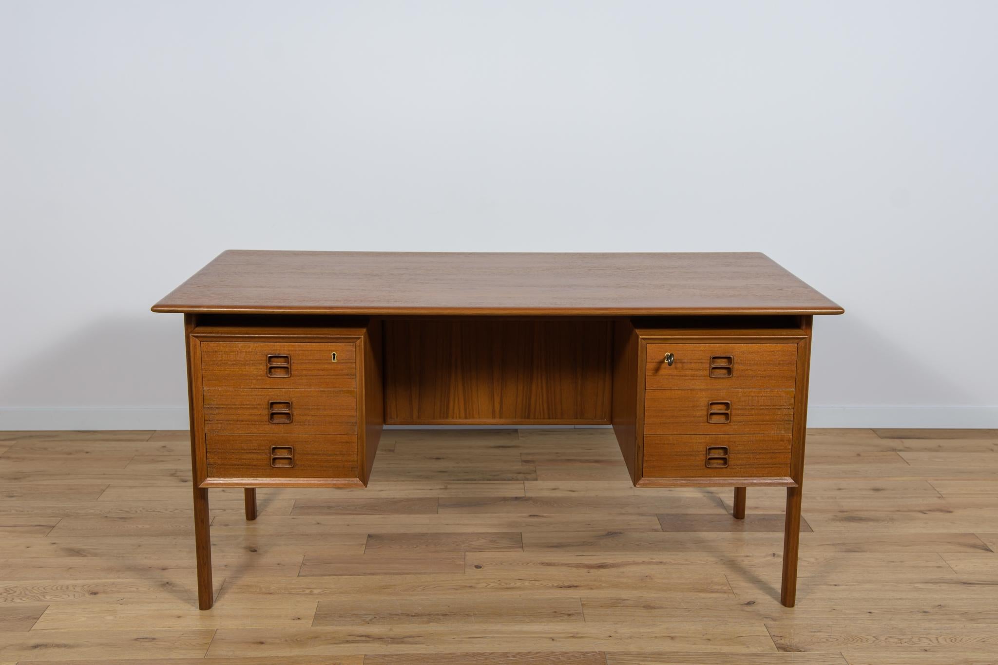 This desk is designed by Arne Vodder and manufactured by Sibast in Denmark in the 1960s. It is a good example of high quality materials and manufacturing. This desk is made out of teakand is freestanding thanks to the finished backside with an open