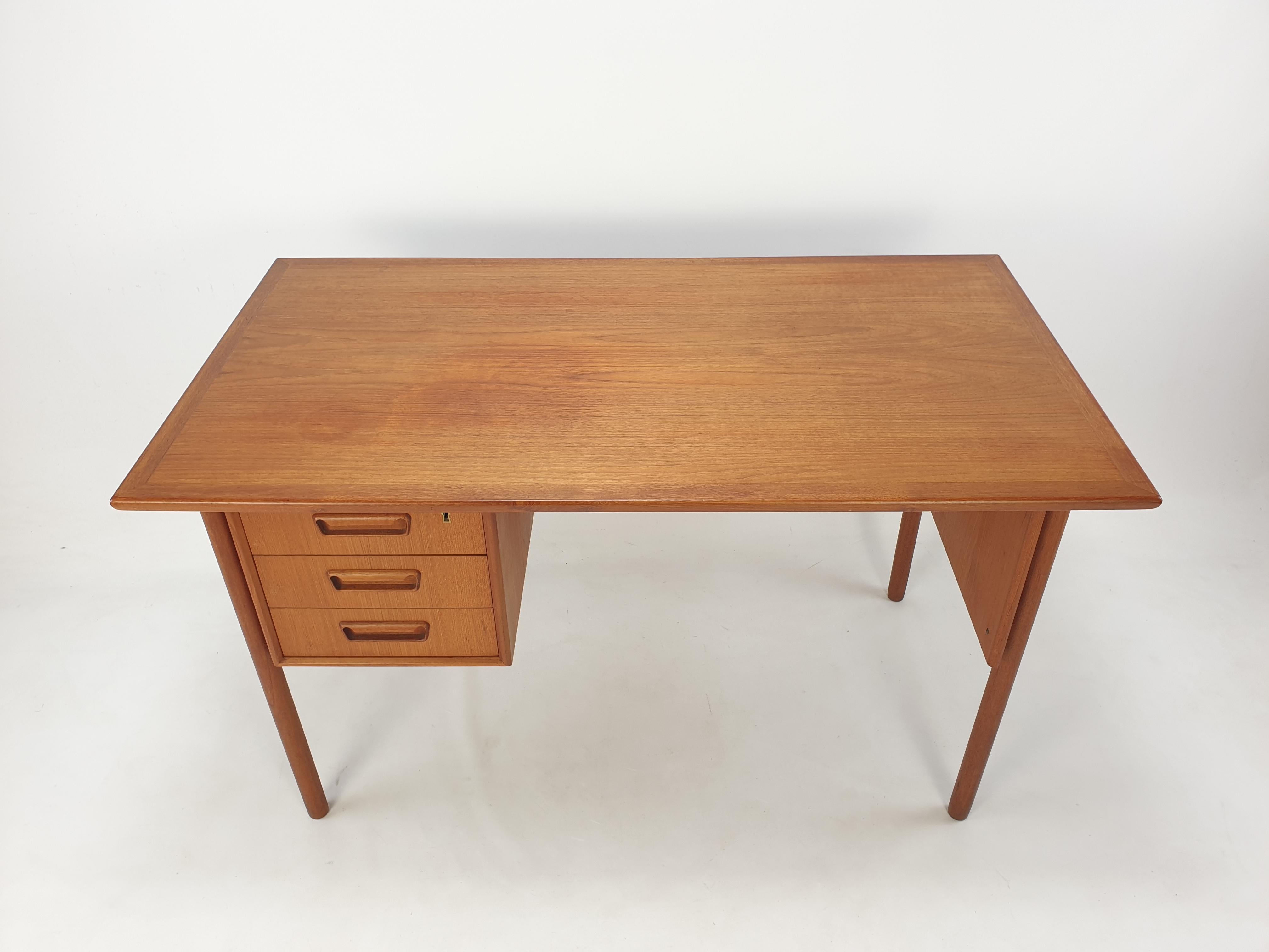 Dänischer Teakholz-Schreibtisch aus der Jahrhundertmitte von Gunnar Nielsen Tibergaard, 1960er Jahre (Mitte des 20. Jahrhunderts) im Angebot