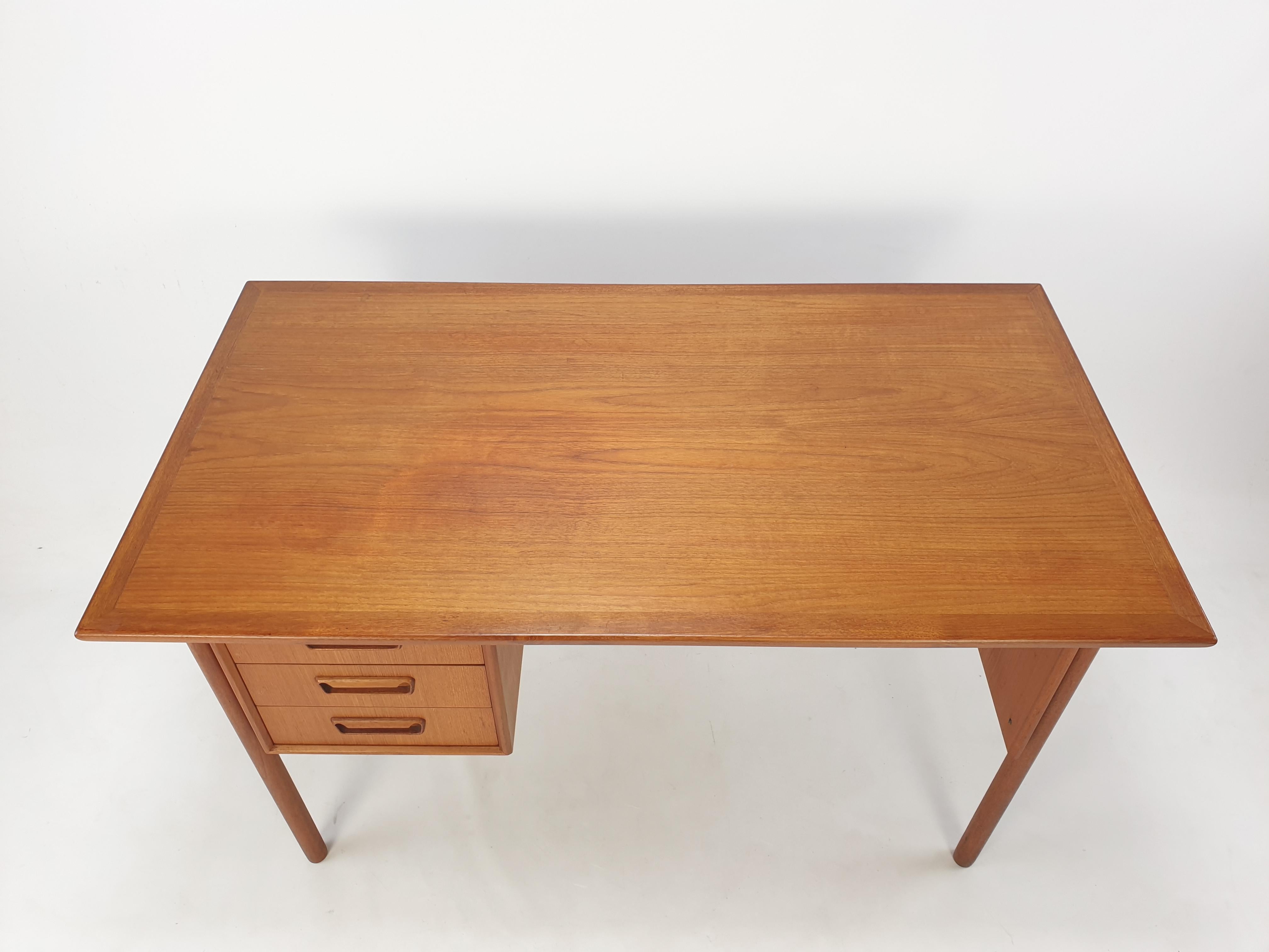 Dänischer Teakholz-Schreibtisch aus der Jahrhundertmitte von Gunnar Nielsen Tibergaard, 1960er Jahre im Angebot 1