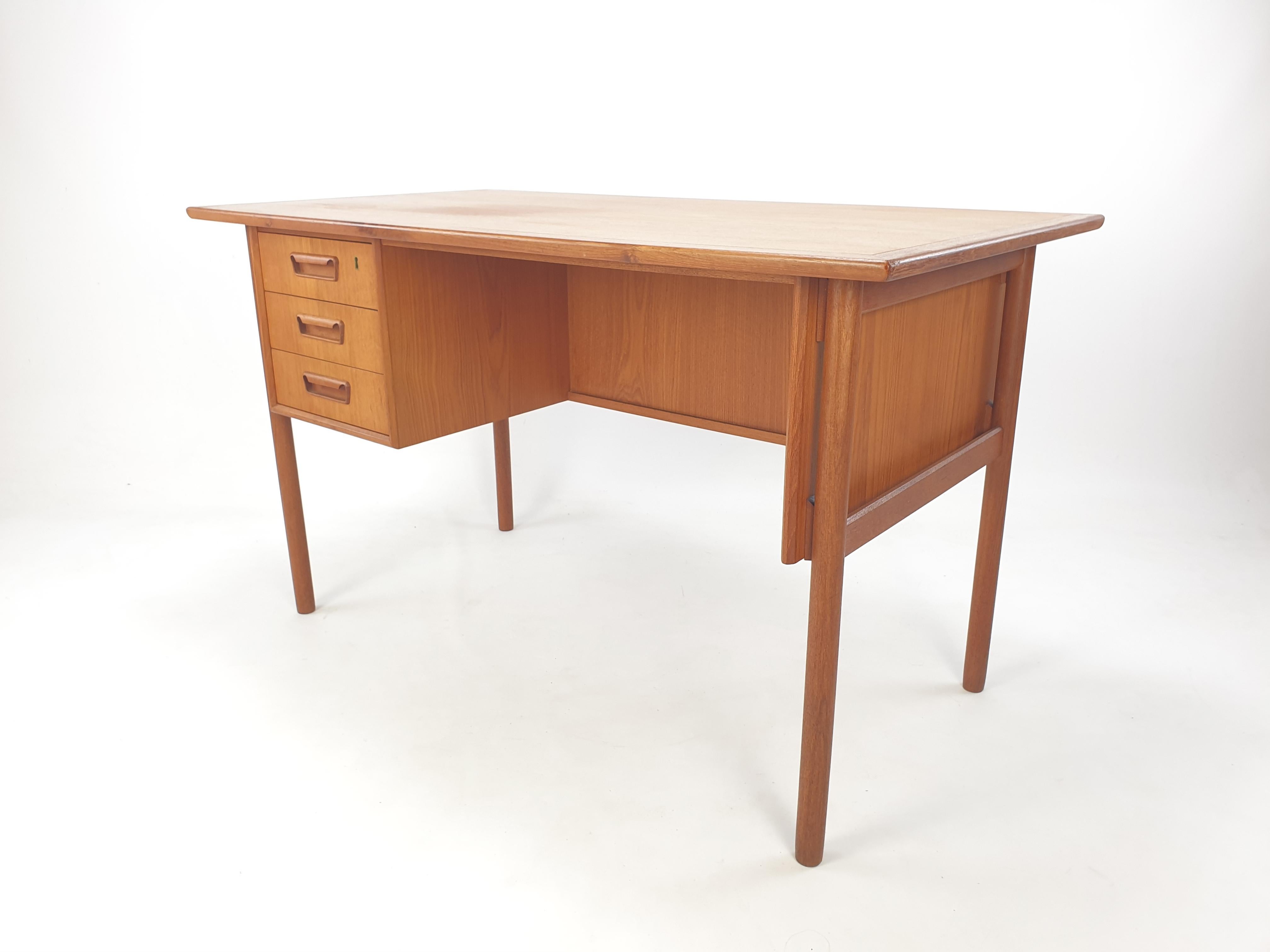 Dänischer Teakholz-Schreibtisch aus der Jahrhundertmitte von Gunnar Nielsen Tibergaard, 1960er Jahre im Angebot 4