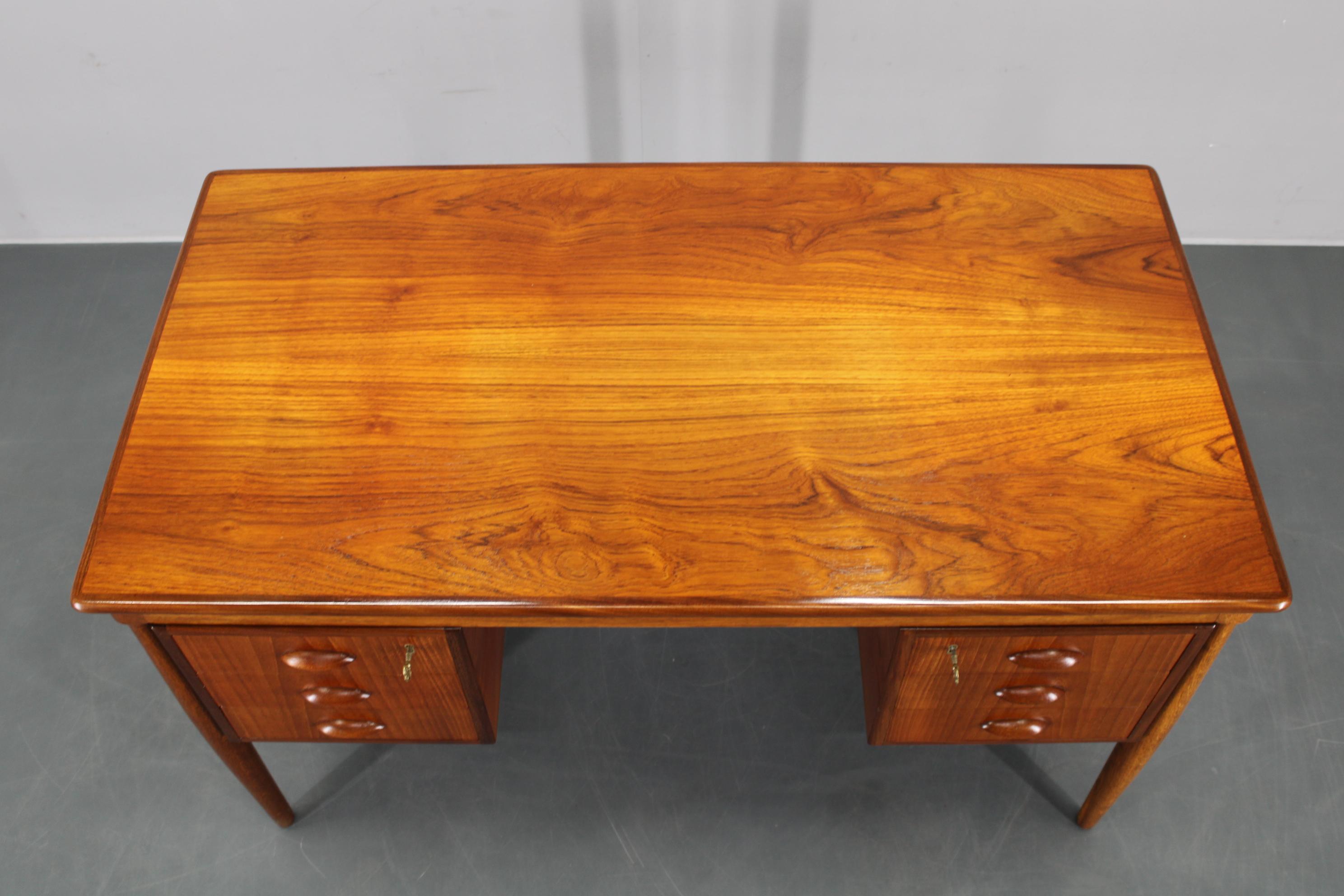 Mid-Century moderno Scrivania danese di metà secolo in teak, con doppio piedistallo, circa 1960 in vendita