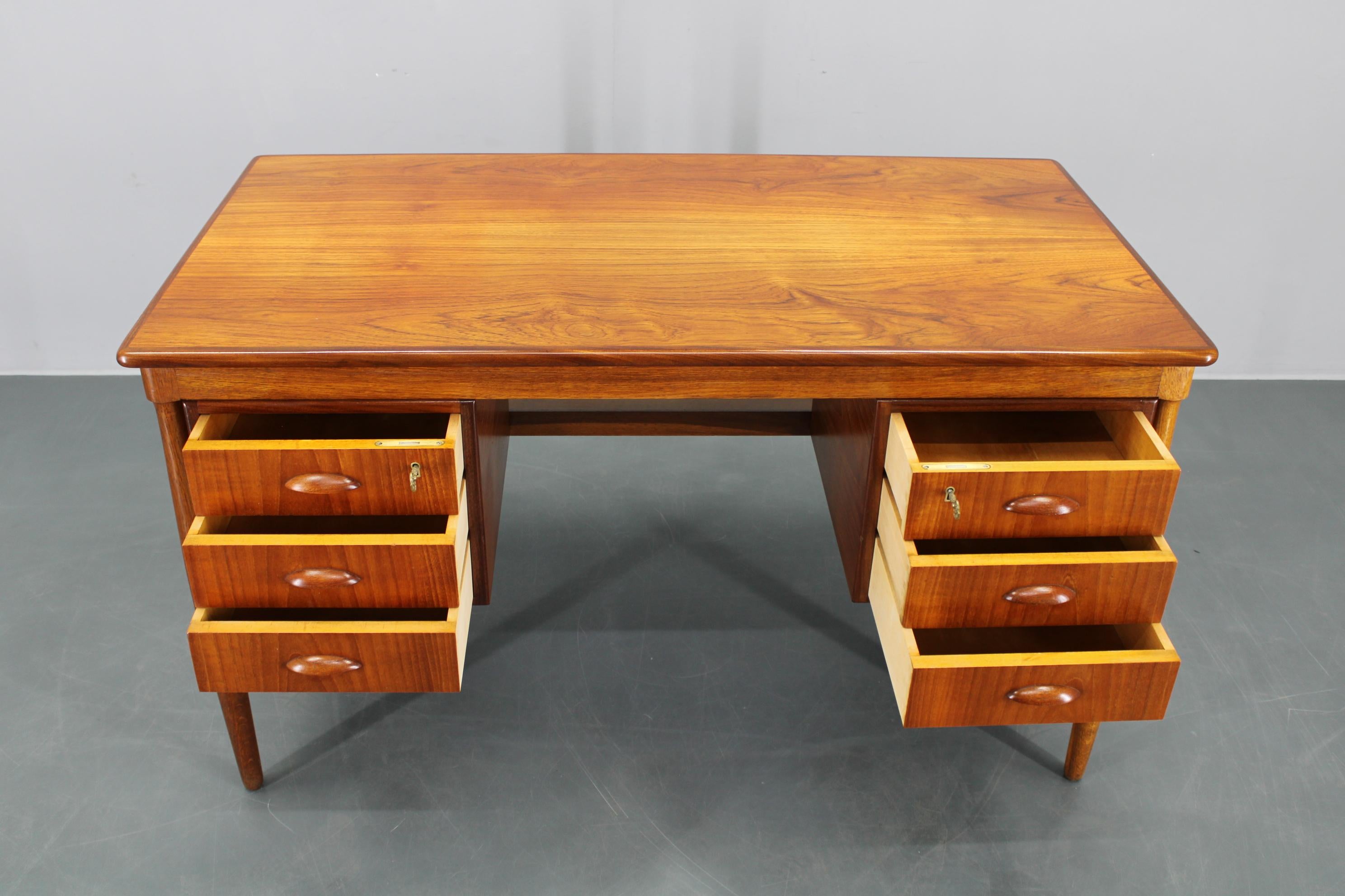 Danese Scrivania danese di metà secolo in teak, con doppio piedistallo, circa 1960 in vendita