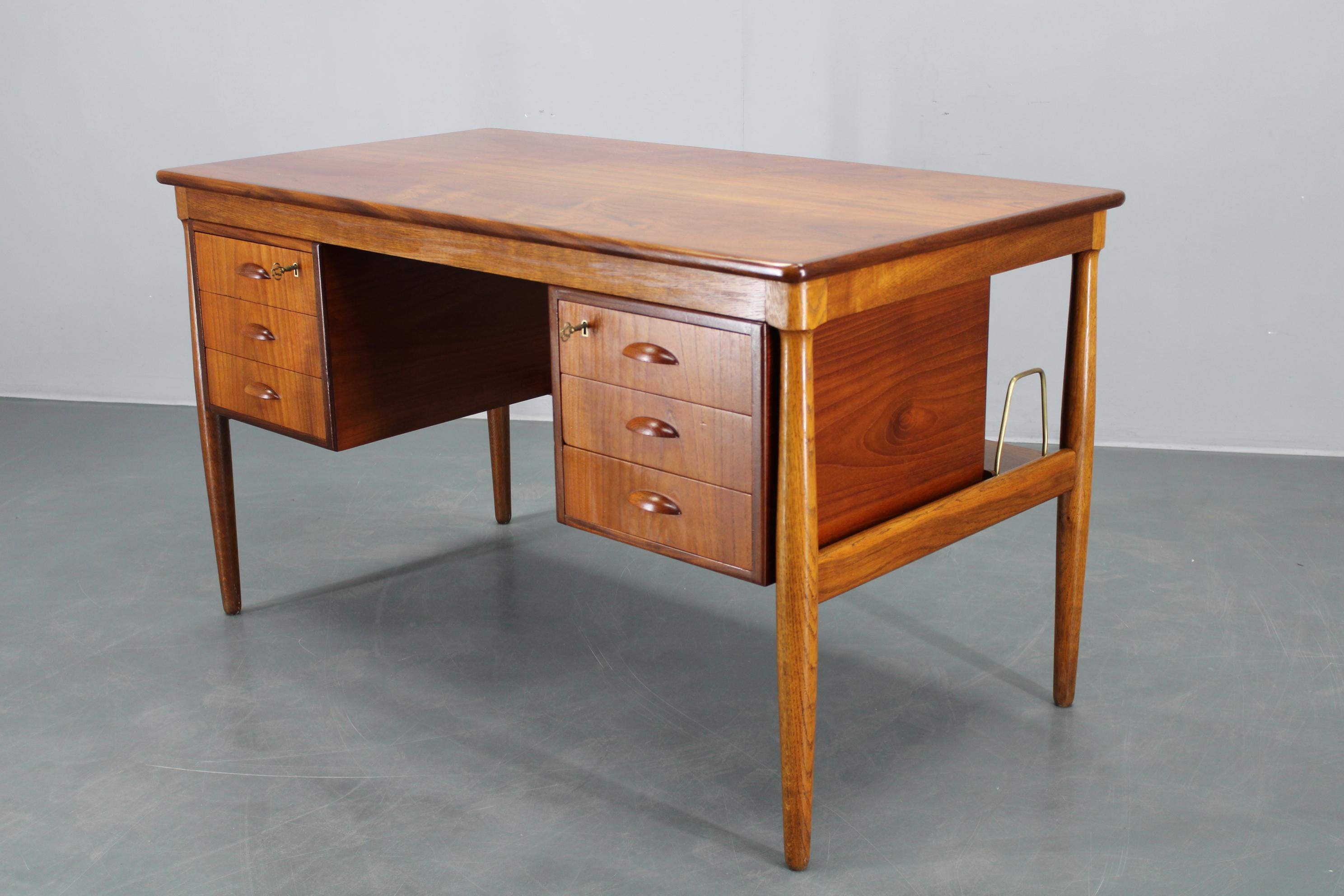 Legno Scrivania danese di metà secolo in teak, con doppio piedistallo, circa 1960 in vendita