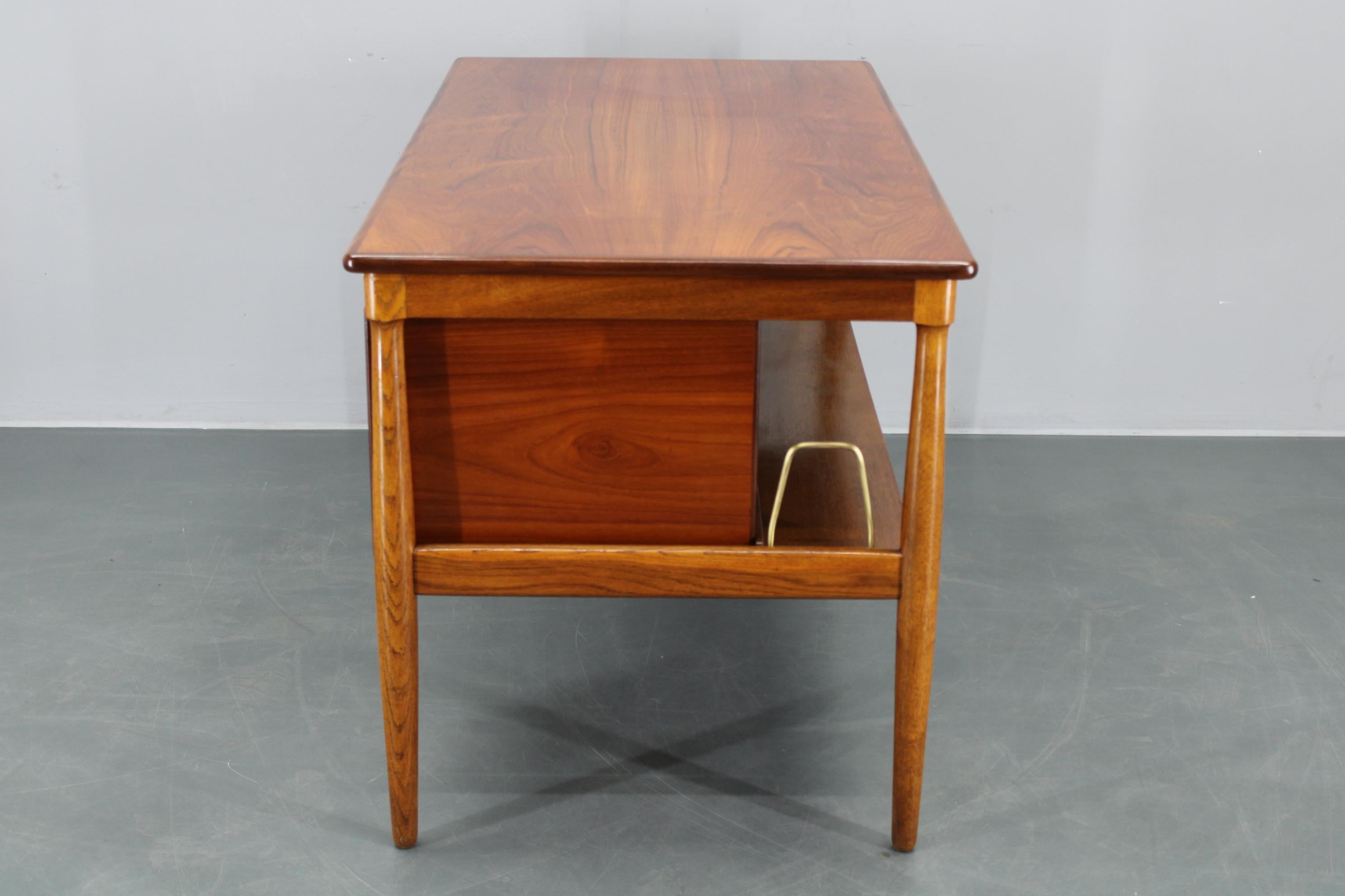 Scrivania danese di metà secolo in teak, con doppio piedistallo, circa 1960 in vendita 1