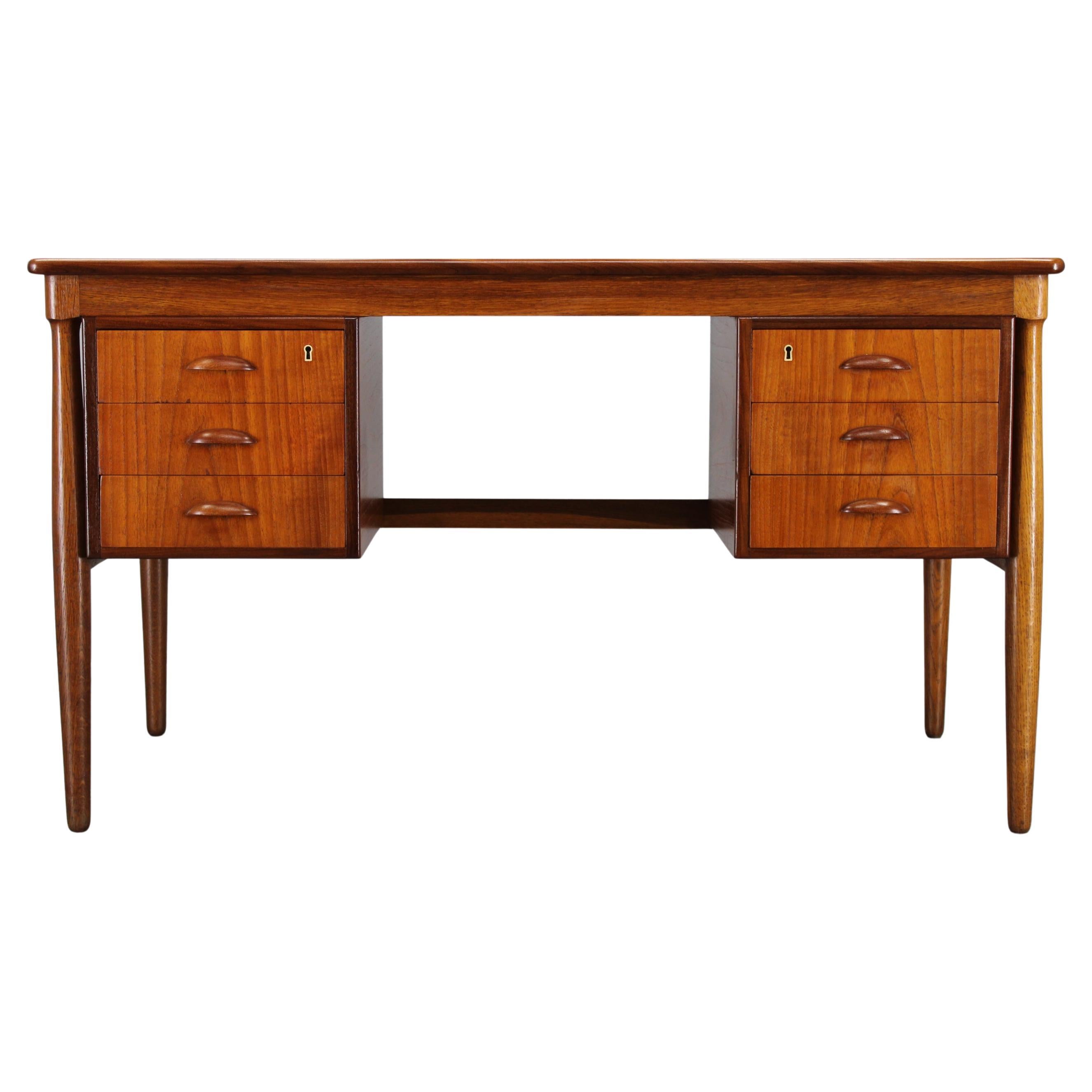 Scrivania danese di metà secolo in teak, con doppio piedistallo, circa 1960