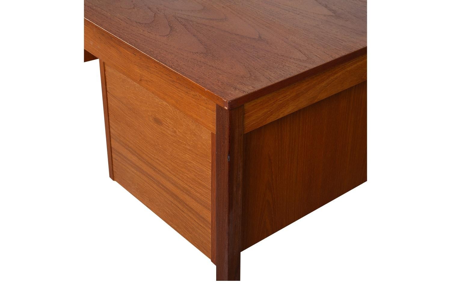 Scrivania danese di metà secolo in teak in vendita 3