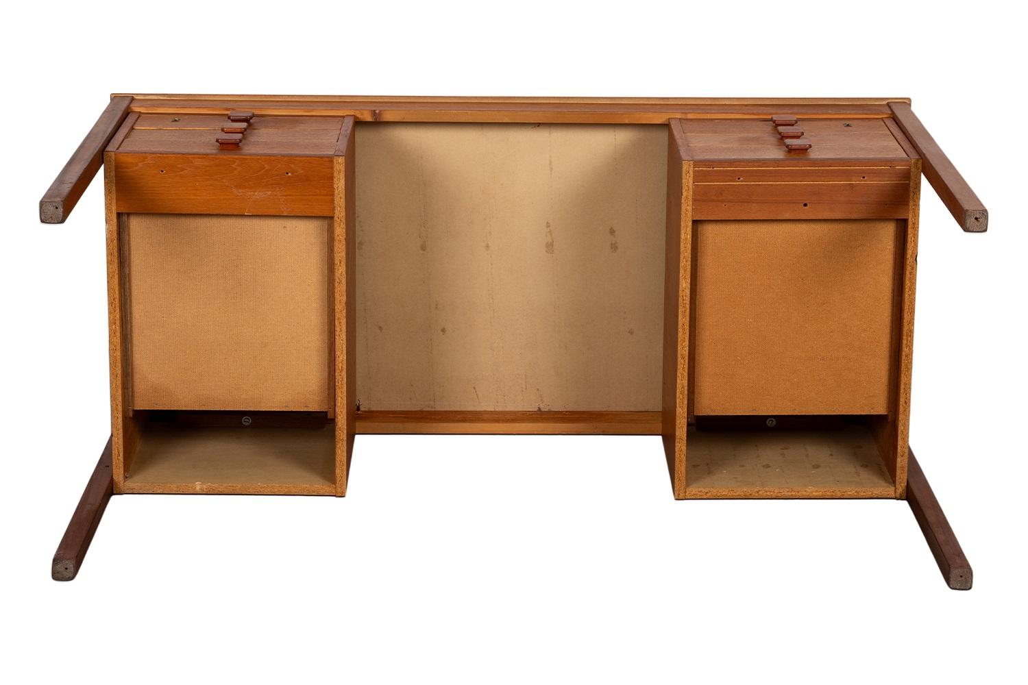 Scrivania danese di metà secolo in teak in vendita 4