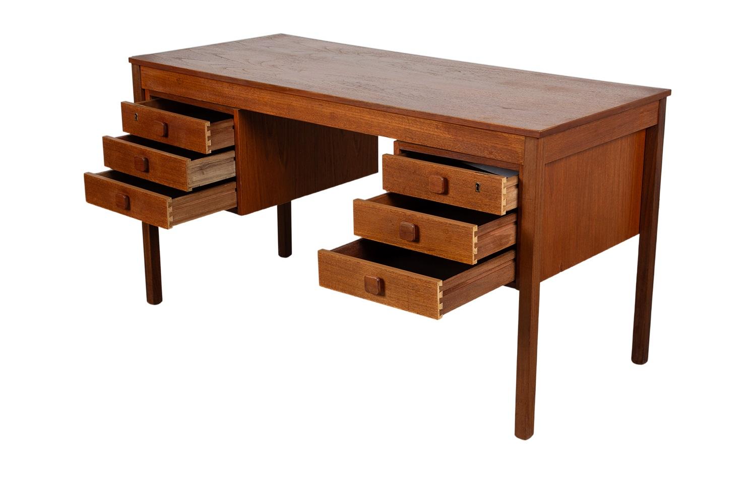 Danese Scrivania danese di metà secolo in teak in vendita