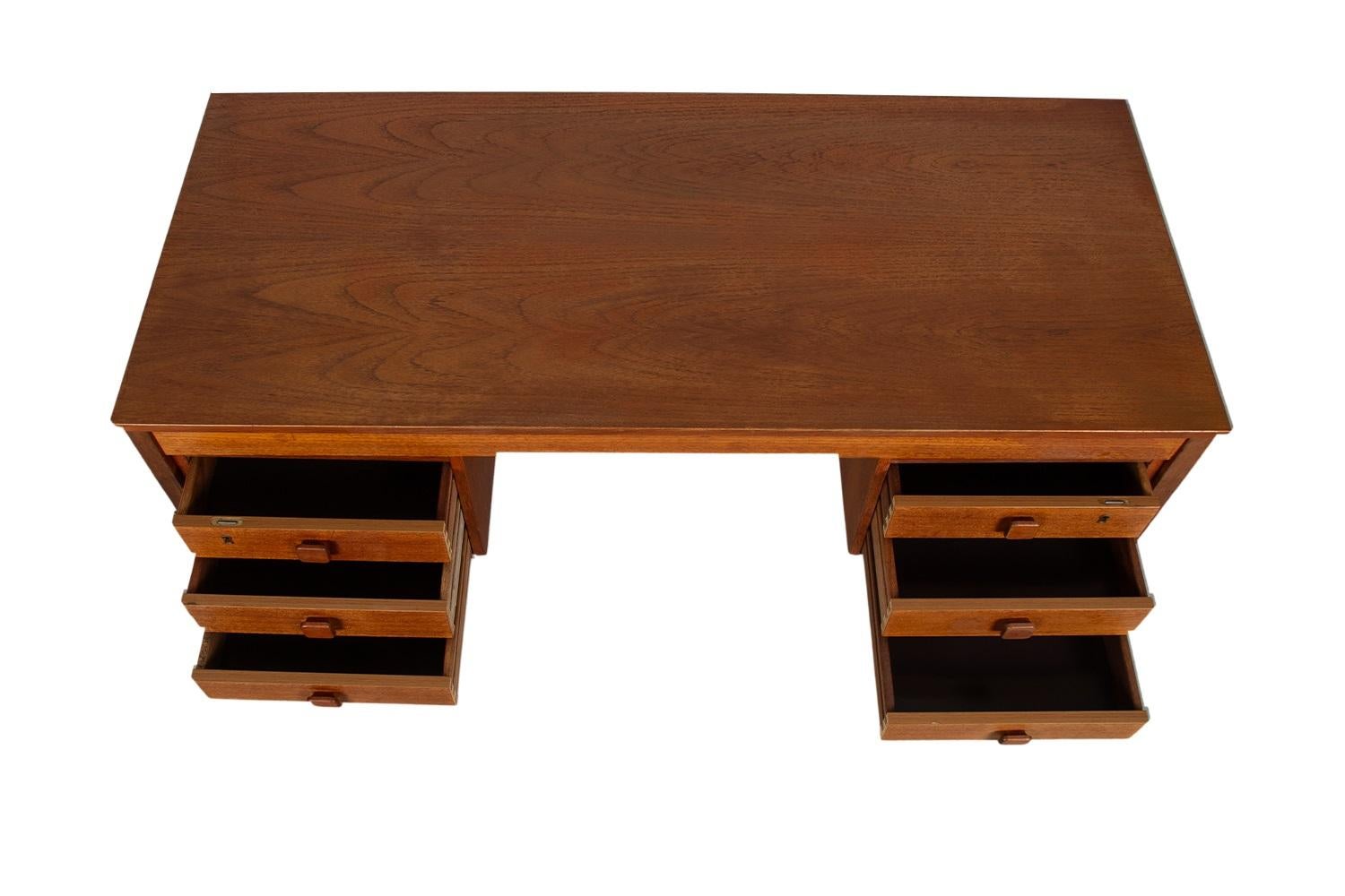 Scrivania danese di metà secolo in teak In condizioni discrete in vendita a Baltimore, MD