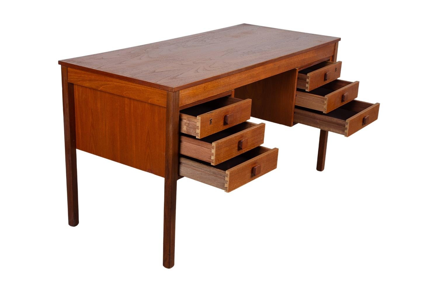 Metà XX secolo Scrivania danese di metà secolo in teak in vendita