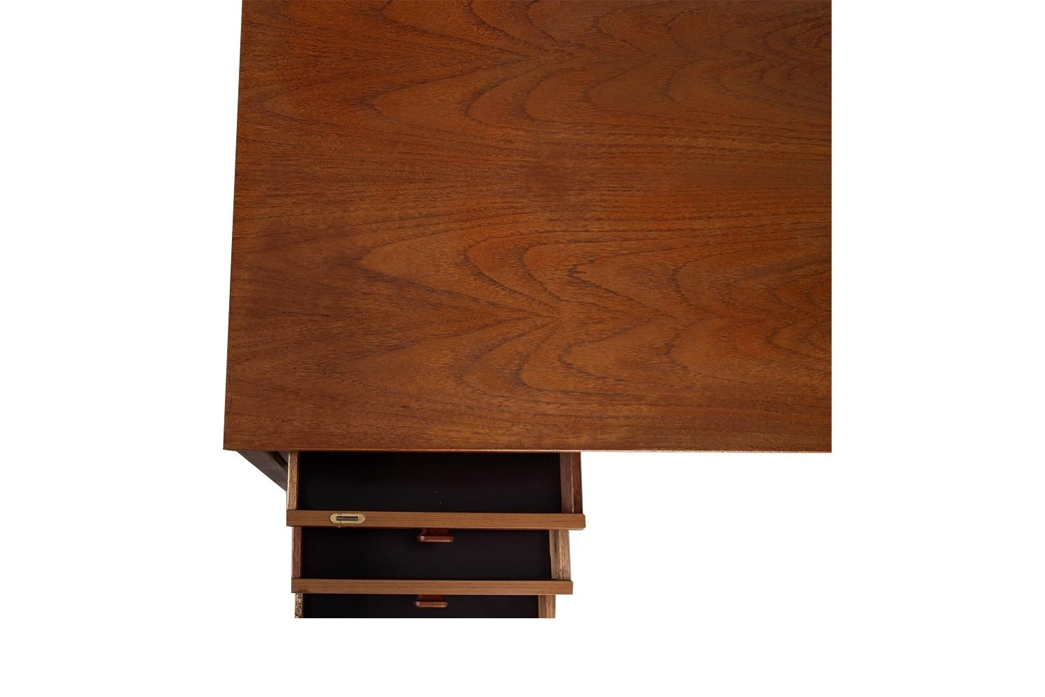Scrivania danese di metà secolo in teak in vendita 1