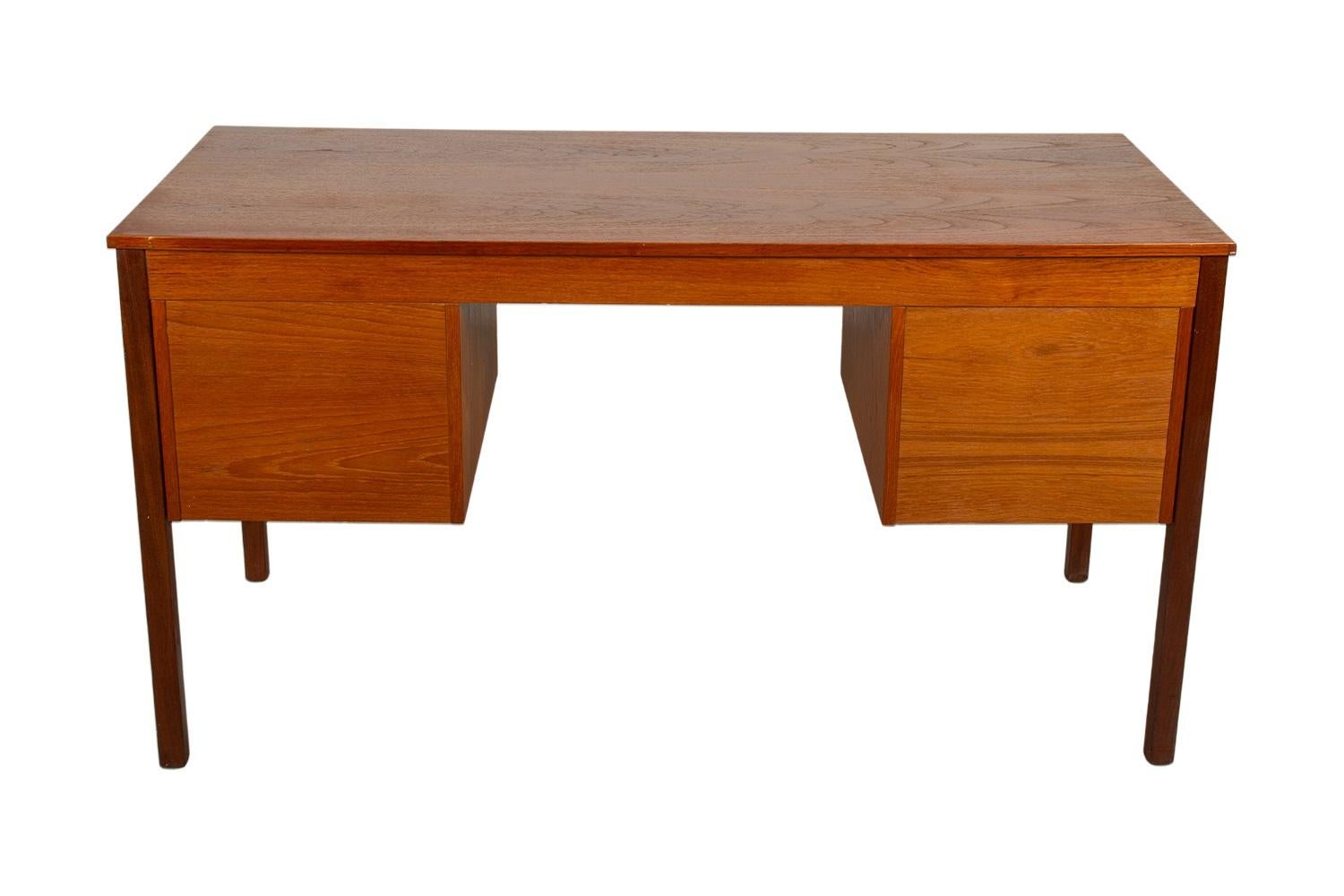 Scrivania danese di metà secolo in teak in vendita 2