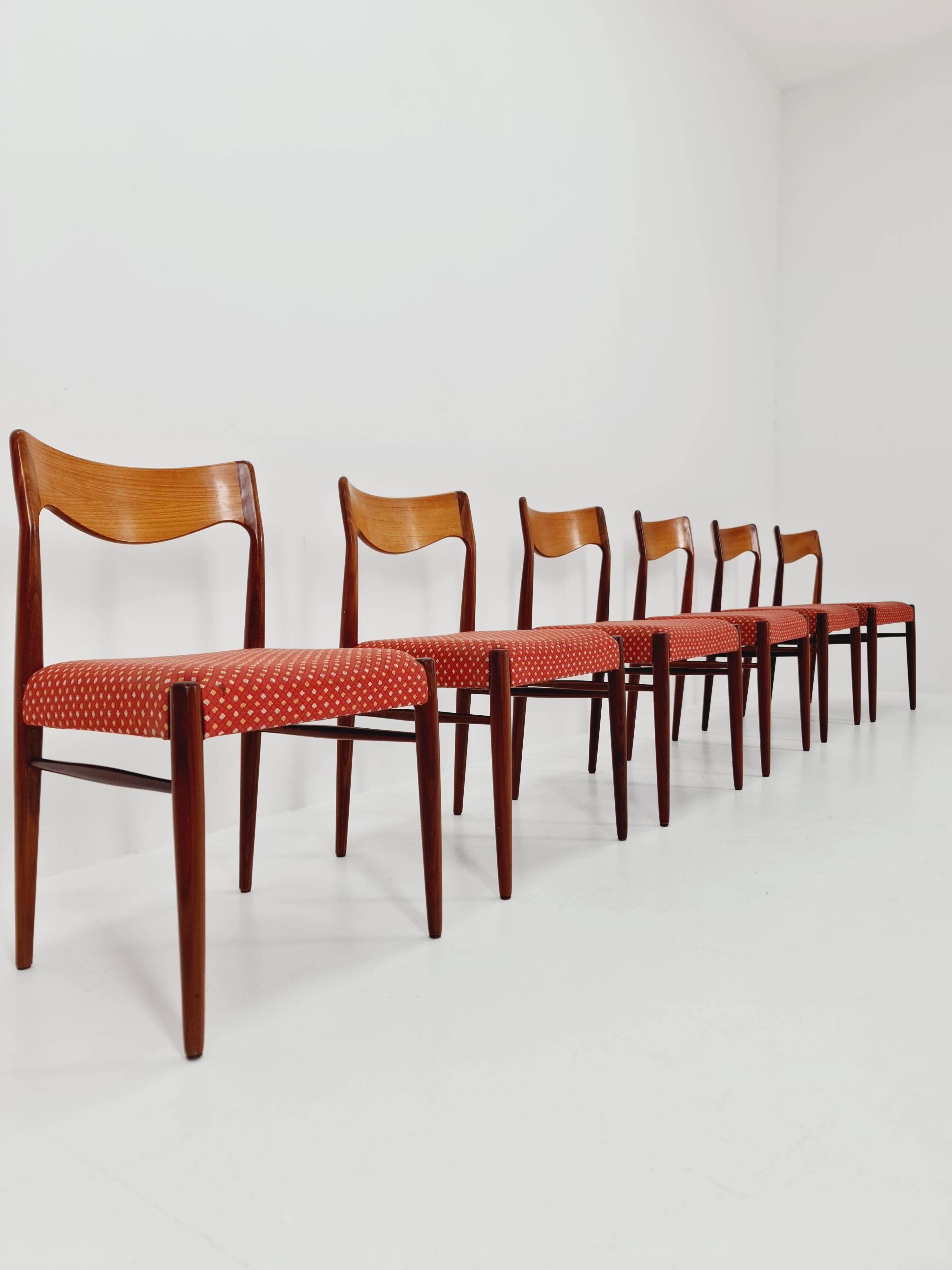 Sedie da pranzo danesi in teak del Mid Century di Niels O.Moller, anni '60, set di 6 pezzi

Ottime condizioni. Stabile struttura in legno di teak. 

Rinnovato e oliato.

Il set è in buone condizioni, tuttavia, come per tutti gli articoli vintage, è