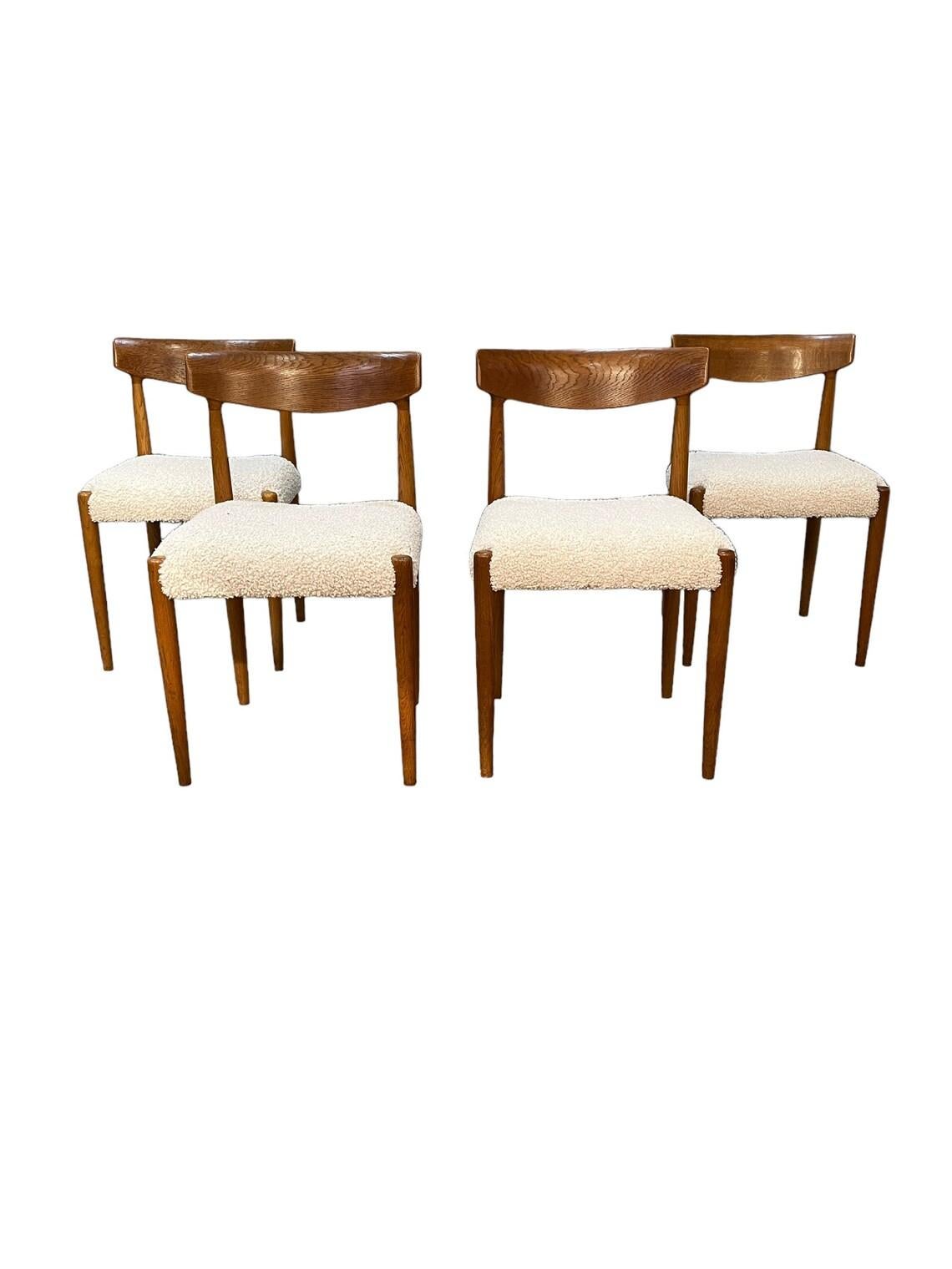 Chaises de salle à manger en teck danois du milieu du siècle, ensemble de 4 chaises entièrement restaurées avec une nouvelle tapisserie en coton bouclé. 
état solide et confortable comme neuf.

dimensions : L19 x P18 x H31.5 pouces 
Hauteur du siège