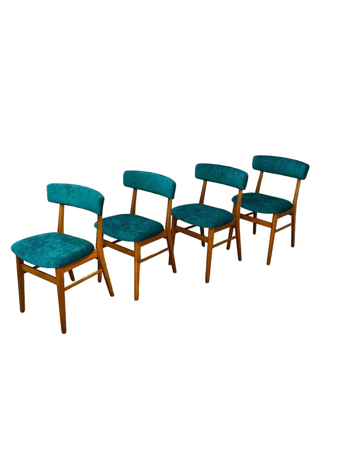 Chaises de salle à manger en teck danois du milieu du siècle, ensemble de 4 chaises avec un nouveau velours bleu sarcelle. 1960's 
Dimensions : L19