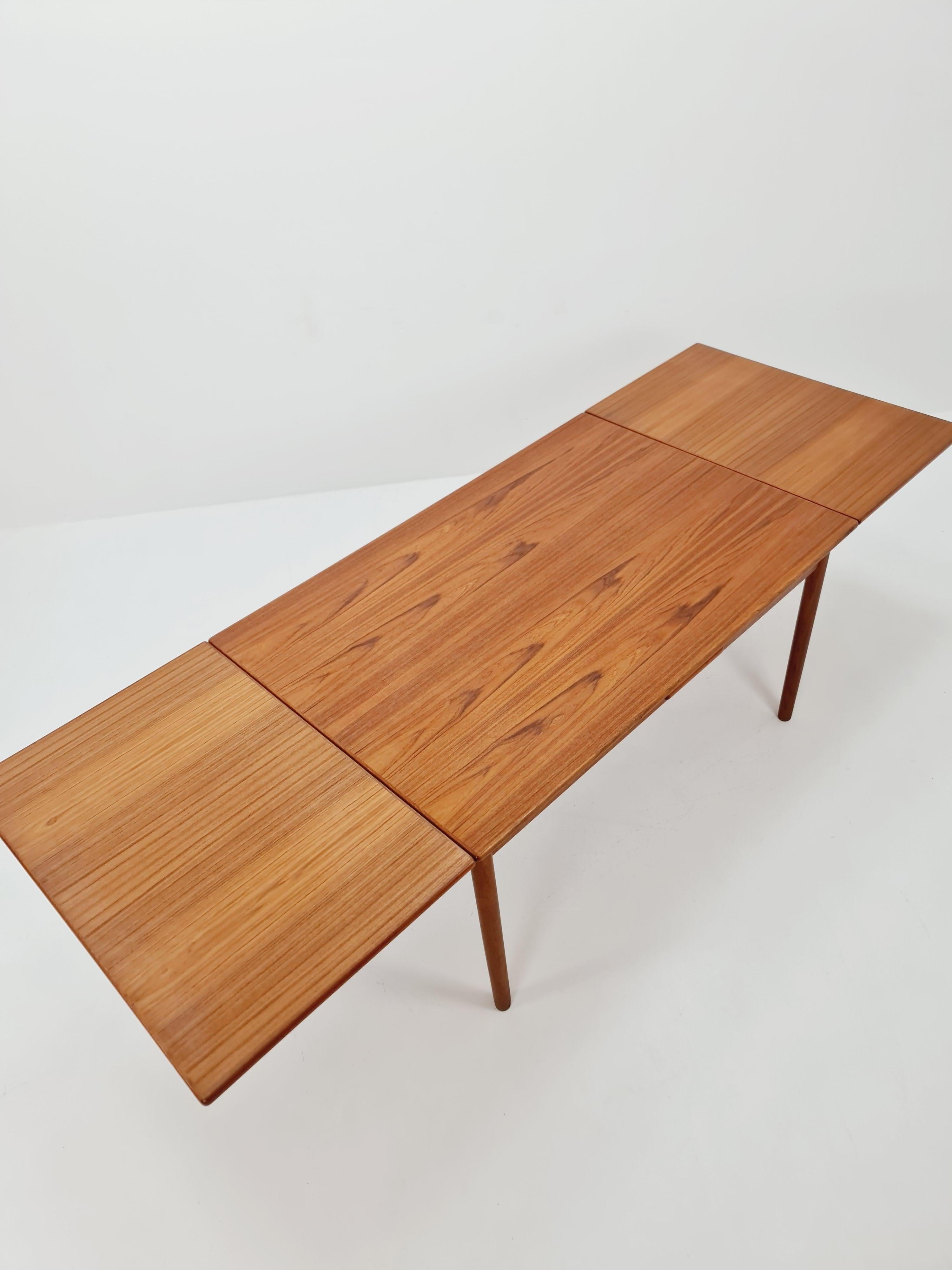 Table de salle à manger danoise en teck du milieu du siècle par A&M , années 1960 en vente 3