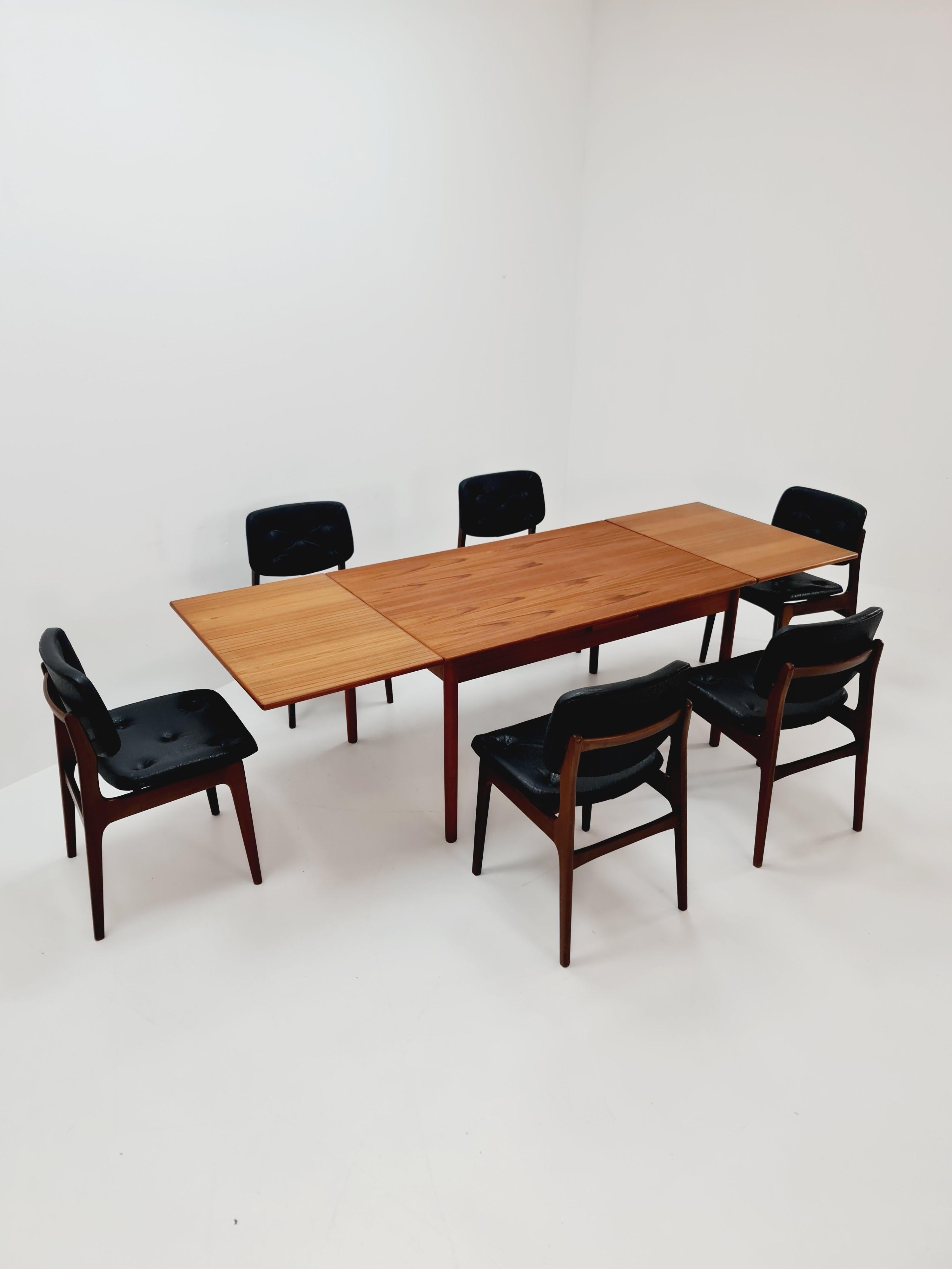 Teck danois du milieu du siècle   Table de salle à manger par A&M, années 1960, 

La table est en très bon état. 

La table peut être agrandie très facilement grâce aux deux plateaux intégrés et offre ainsi suffisamment d'espace pour 4 à 10