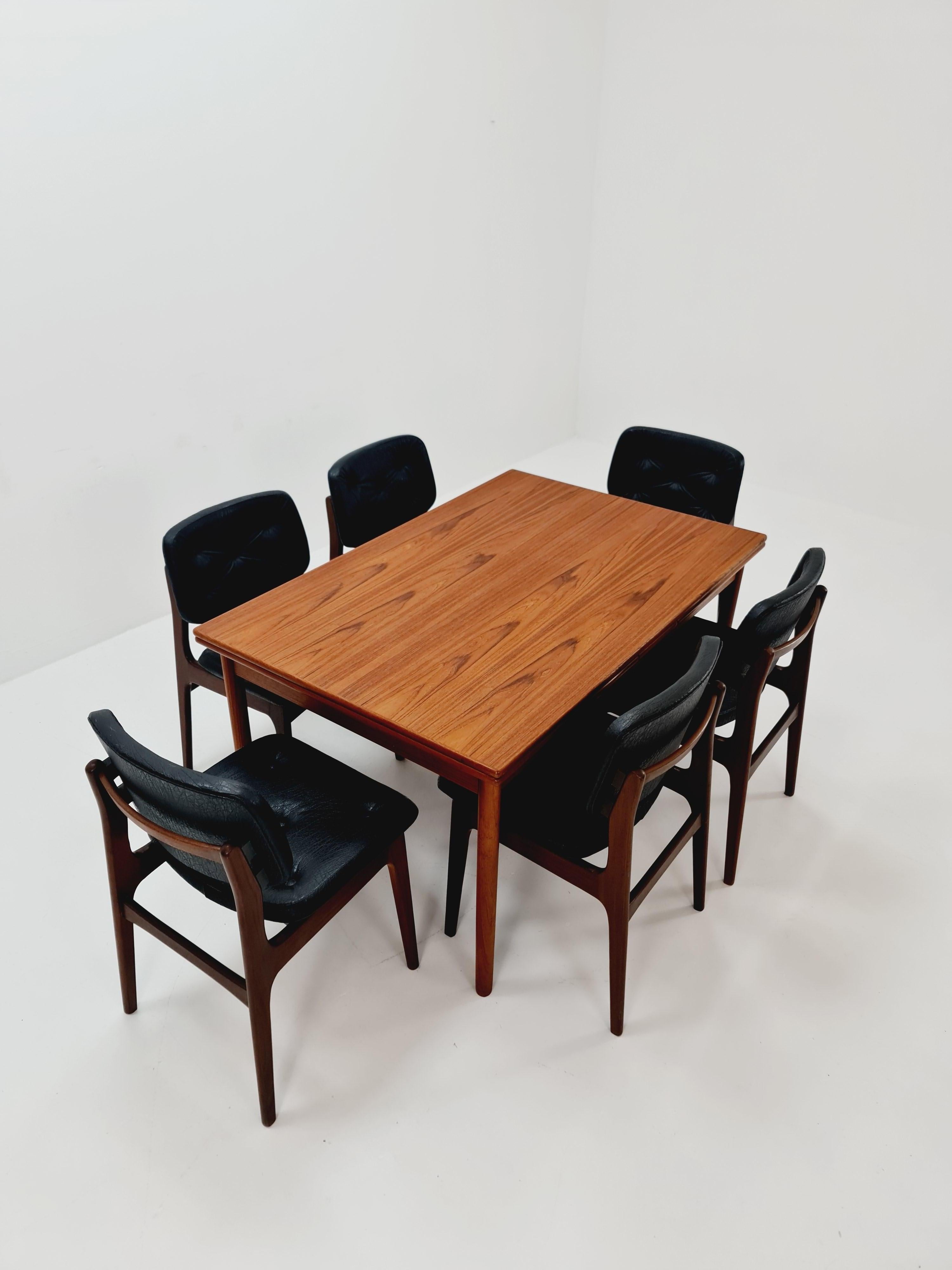 Mid-Century Modern Table de salle à manger danoise en teck du milieu du siècle par A&M , années 1960 en vente