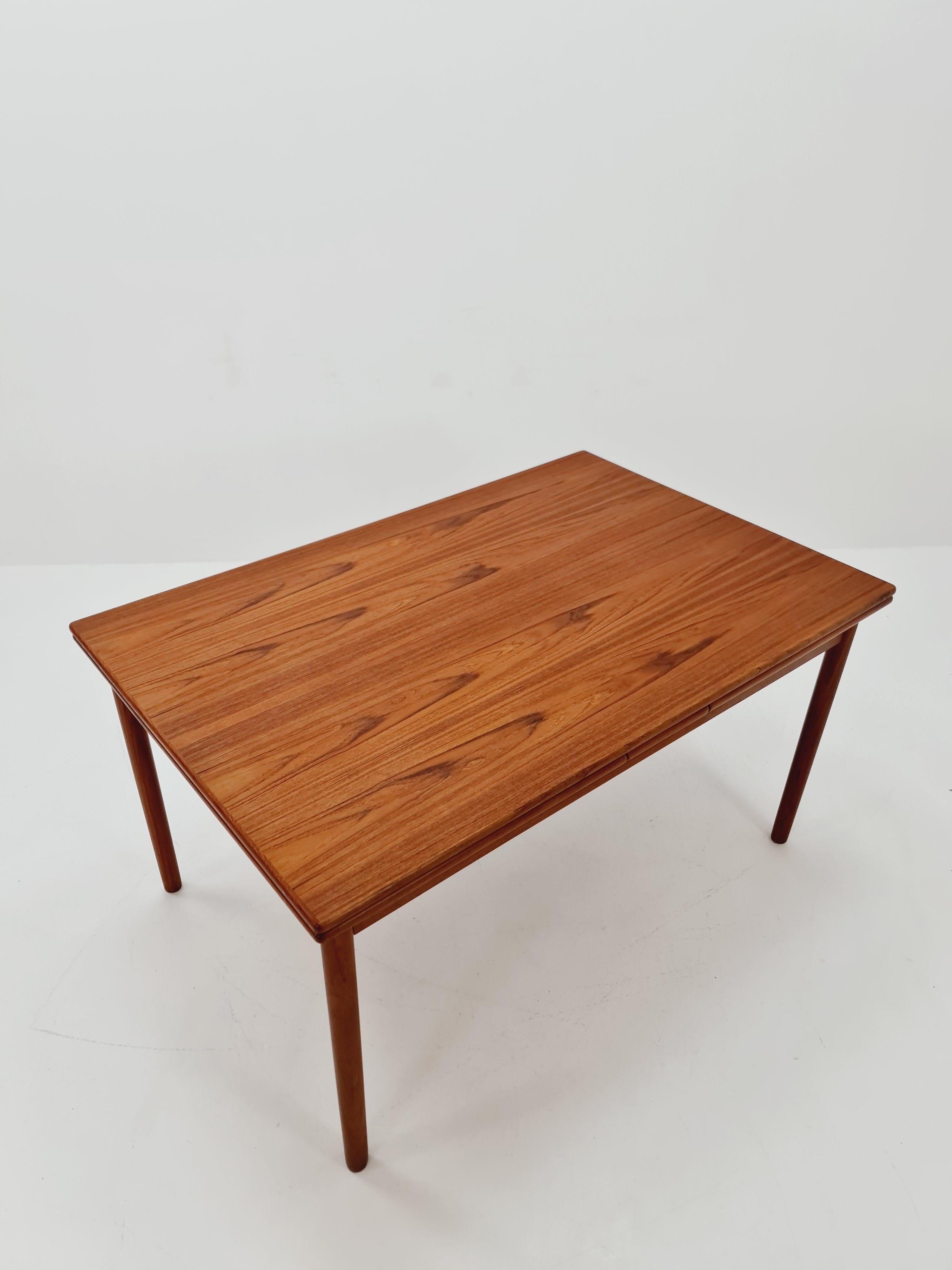 Danois Table de salle à manger danoise en teck du milieu du siècle par A&M , années 1960 en vente