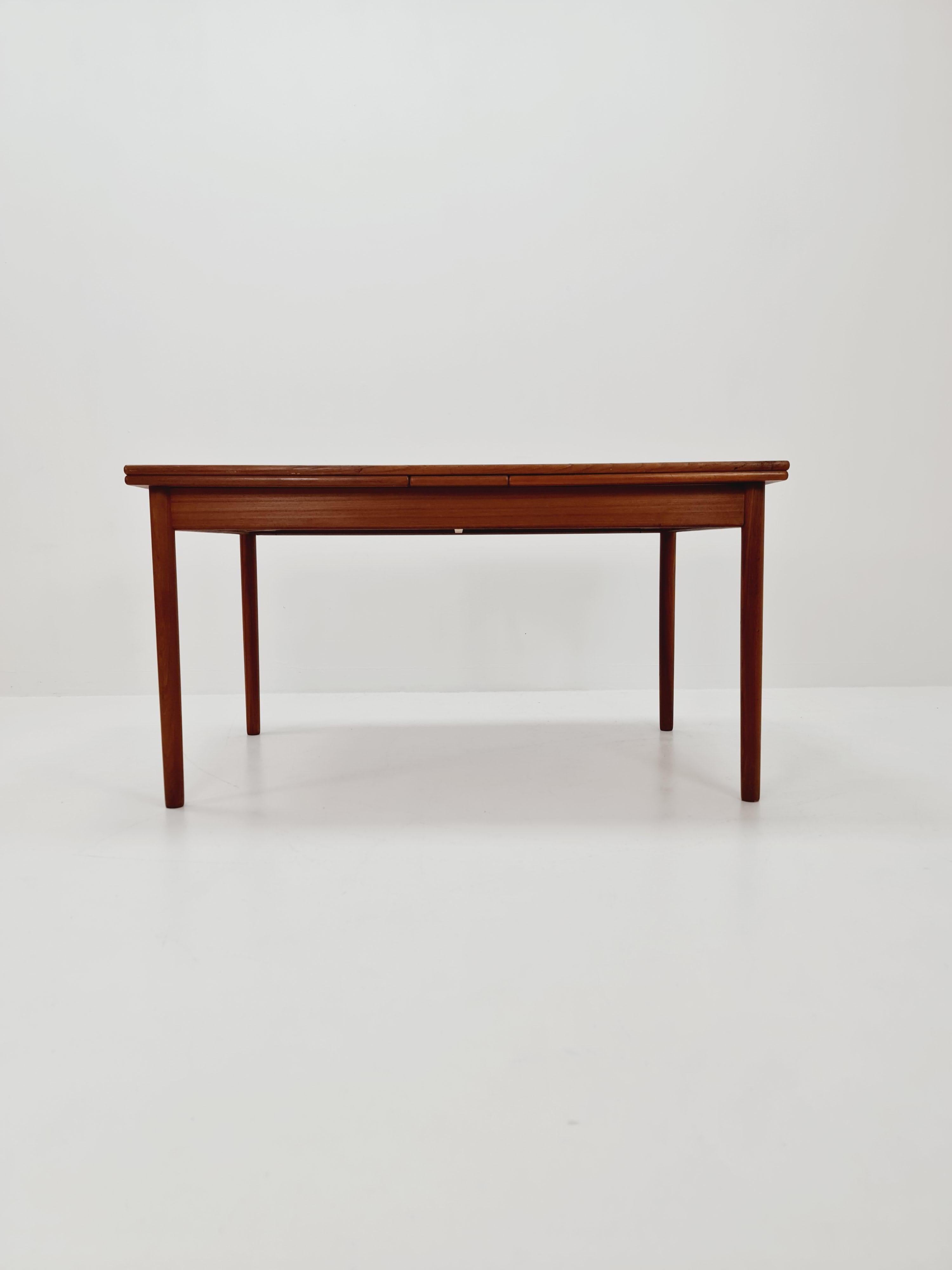 Table de salle à manger danoise en teck du milieu du siècle par A&M , années 1960 Bon état - En vente à Gaggenau, DE