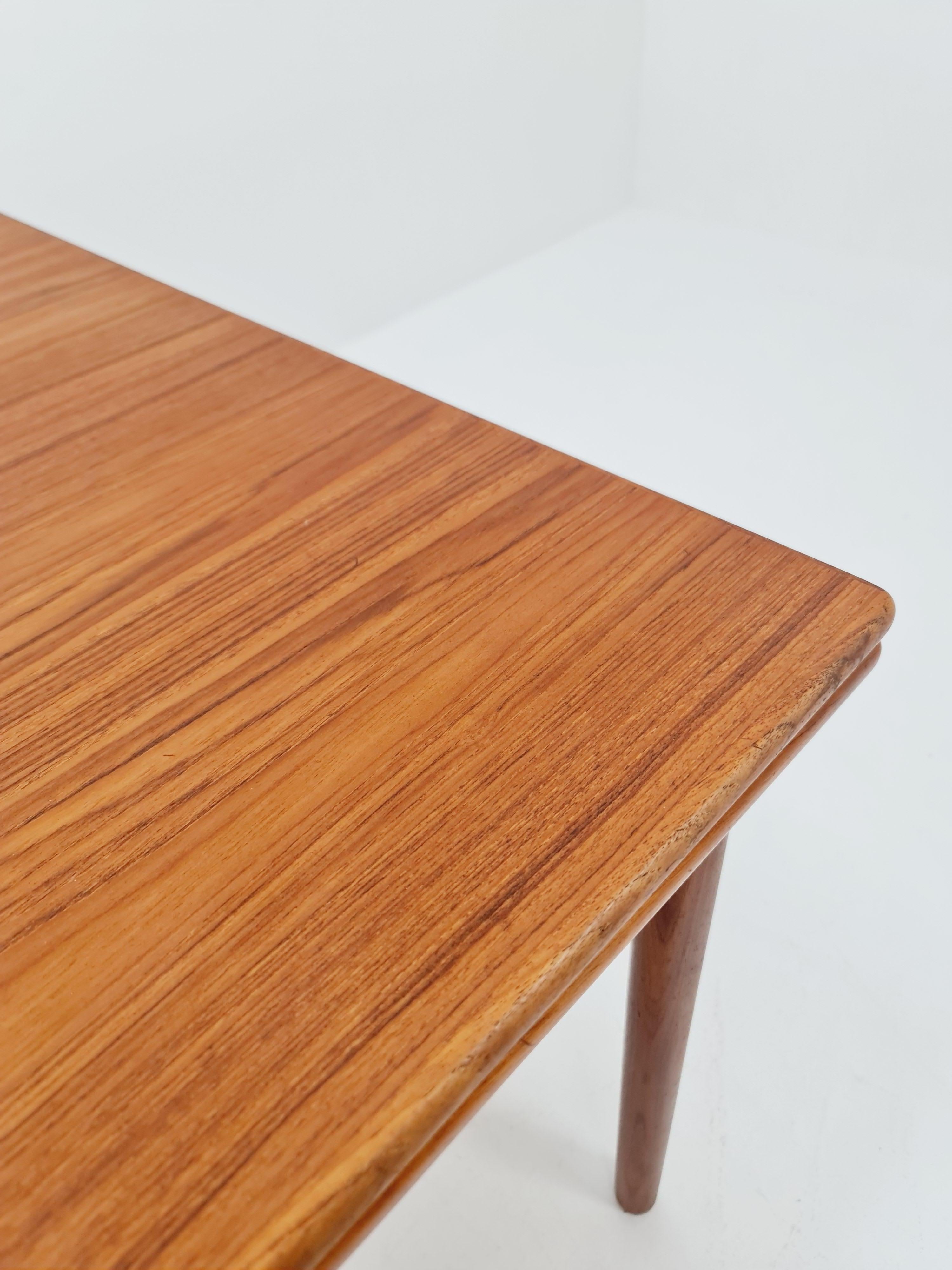 Milieu du XXe siècle Table de salle à manger danoise en teck du milieu du siècle par A&M , années 1960 en vente