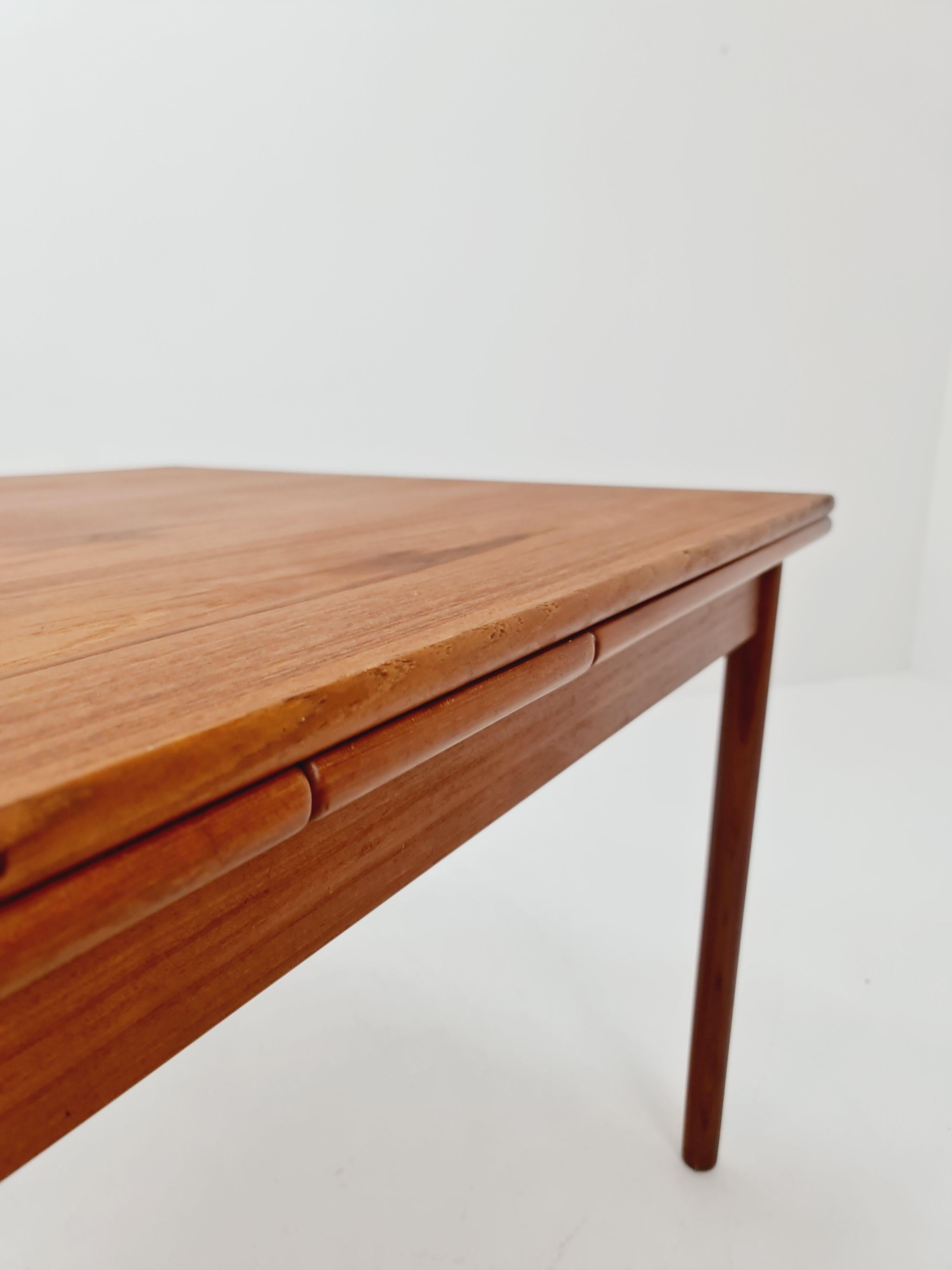 Teck Table de salle à manger danoise en teck du milieu du siècle par A&M , années 1960 en vente