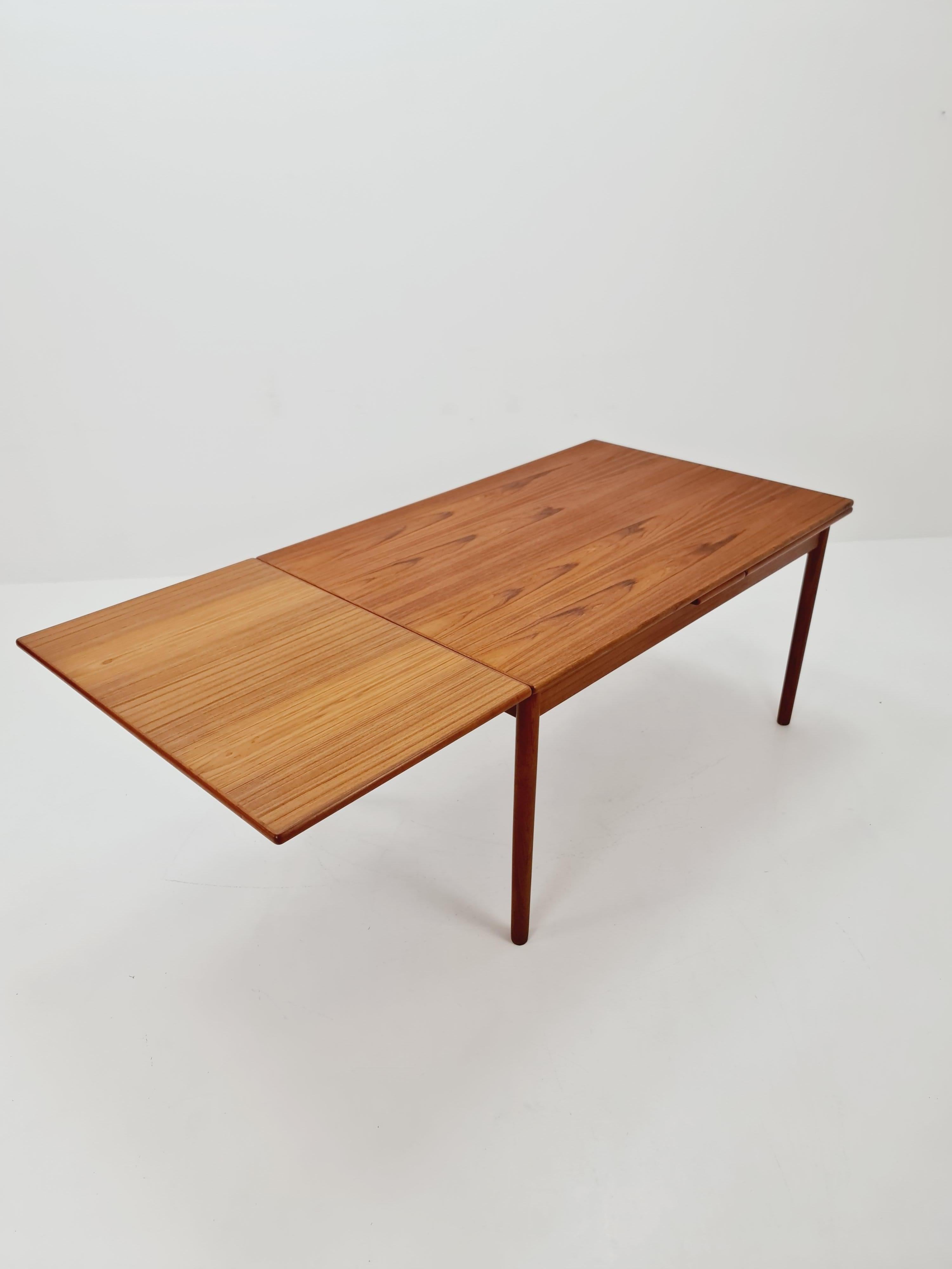 Table de salle à manger danoise en teck du milieu du siècle par A&M , années 1960 en vente 1