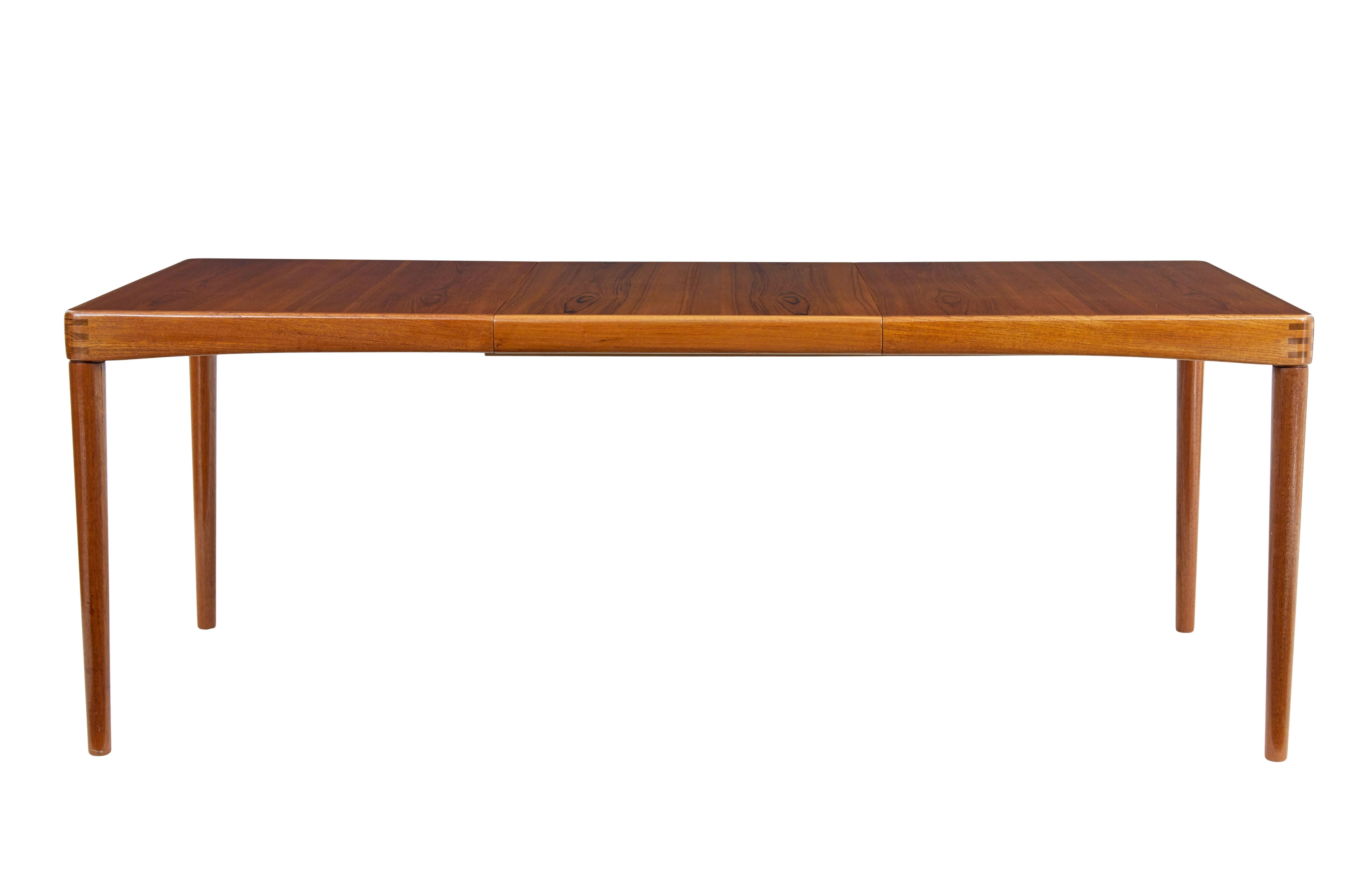 Mesa de comedor danesa de teca de mediados de siglo, de H.W. Klein para Bramin, hacia 1960.

Mesa de comedor extensible de excelente calidad, obra del diseñador noruego H.W. Klein, que diseñó para Bramin de Dinamarca.

Mesa sencilla pero elegante,