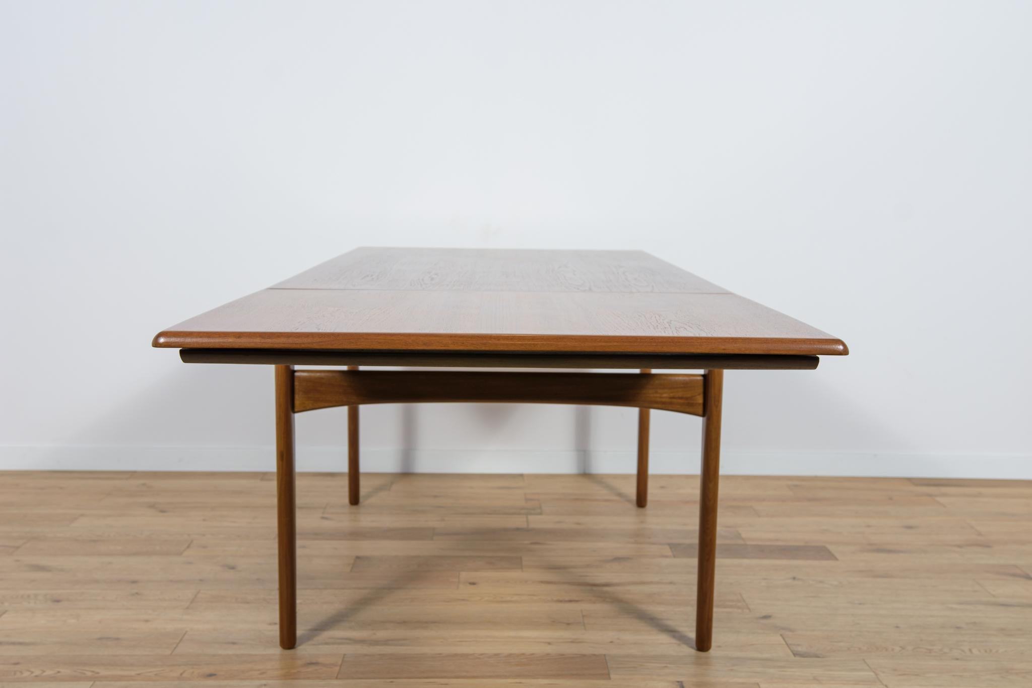 Table de salle à manger danoise en teck du milieu du siècle dernier par Johannes Andersen pour Uldum Mobelfabrik. en vente 3