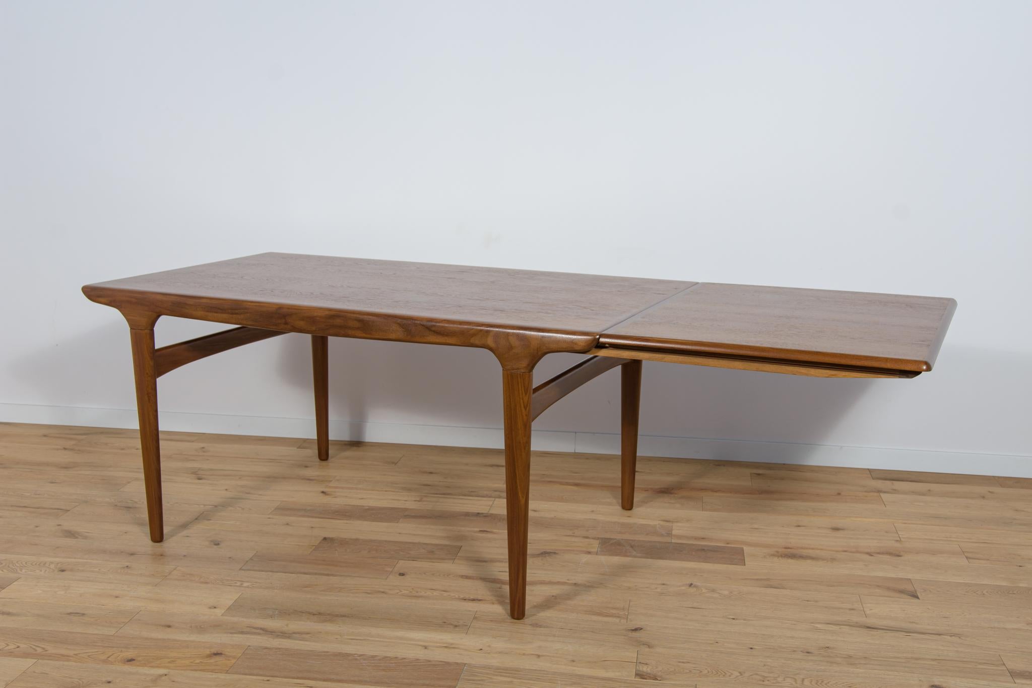 Mid-Century Danish Teak Dining Table by Johannes Andersen for Uldum Mobelfabrik. For Sale 5