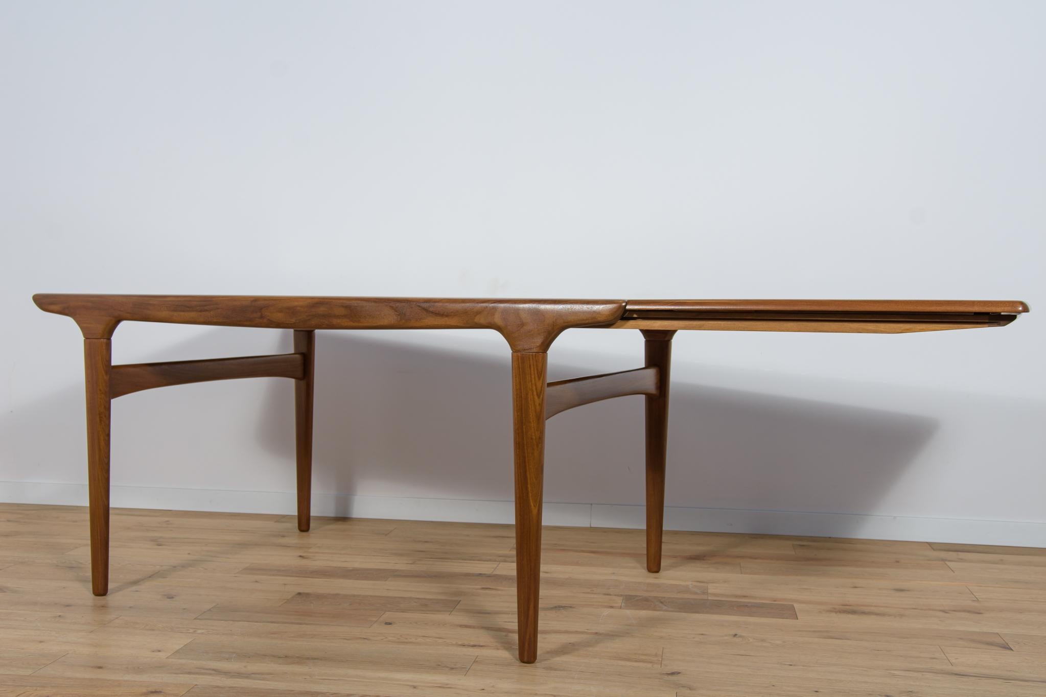 Mid-Century Danish Teak Dining Table by Johannes Andersen for Uldum Mobelfabrik. For Sale 4