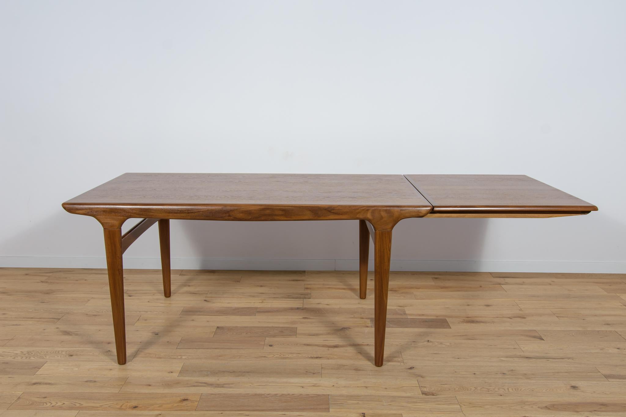 Mid-Century Danish Teak Dining Table by Johannes Andersen for Uldum Mobelfabrik. For Sale 7