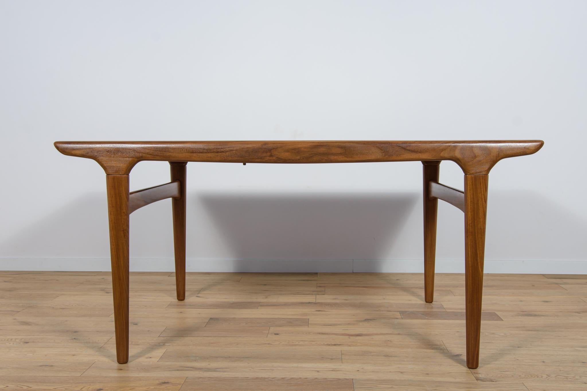 
La table à rallonge en bois de teck conçue dans les années 1960 par Johannes Andersen pour le fabricant danois Uldum Mobelfabrik. Cette table à la forme légère et sublime est dotée d'une rallonge qui permet d'allonger la table de 152 cm à 220 cm.