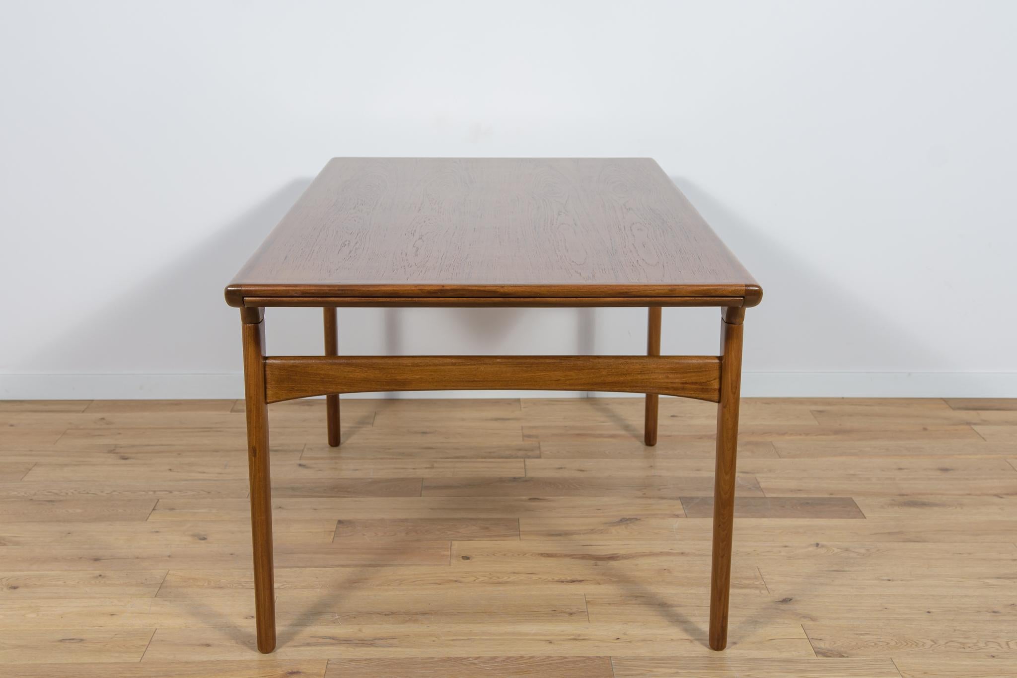 Table de salle à manger danoise en teck du milieu du siècle dernier par Johannes Andersen pour Uldum Mobelfabrik. Excellent état - En vente à GNIEZNO, 30