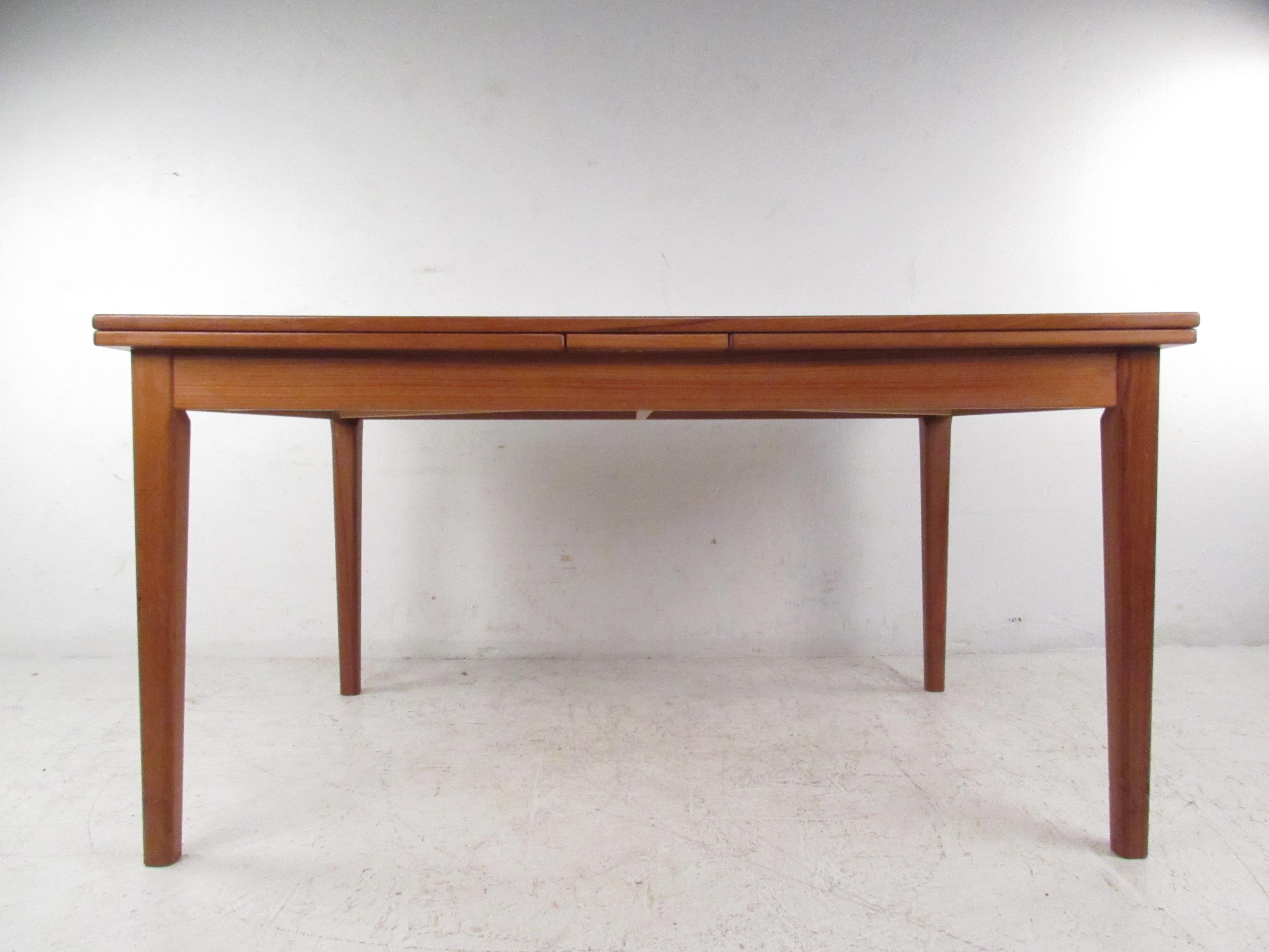 Mesa de comedor vintage-moderna, preciosa mesa de comedor de hojas abatibles de teca de Skovby Mobelfabrik. Exquisita mesa moderna escandinava que haría  una cómoda adición al comedor o la cocina, la versátil mesa de hojas extensibles facilita la