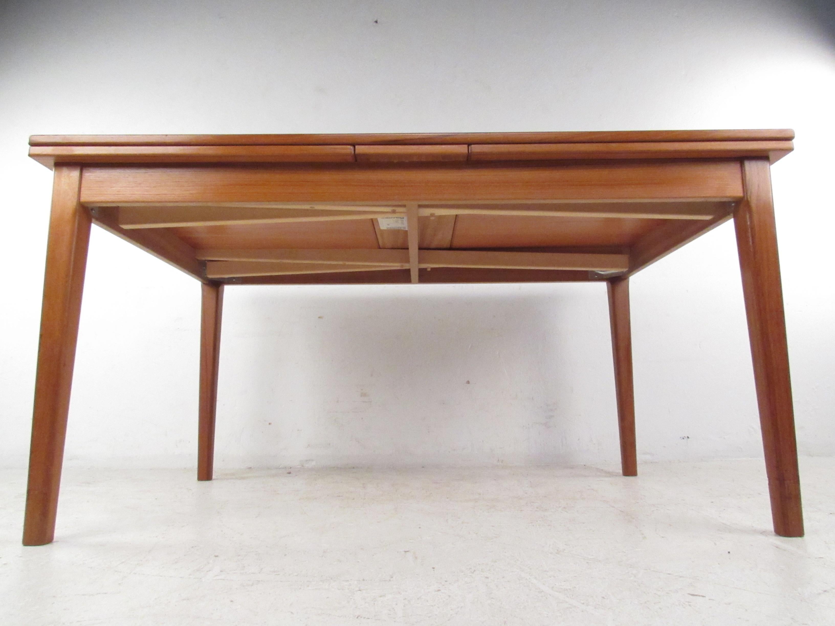 Mesa de comedor danesa de teca de mediados de siglo by Skovby Moderno de mediados de siglo en venta