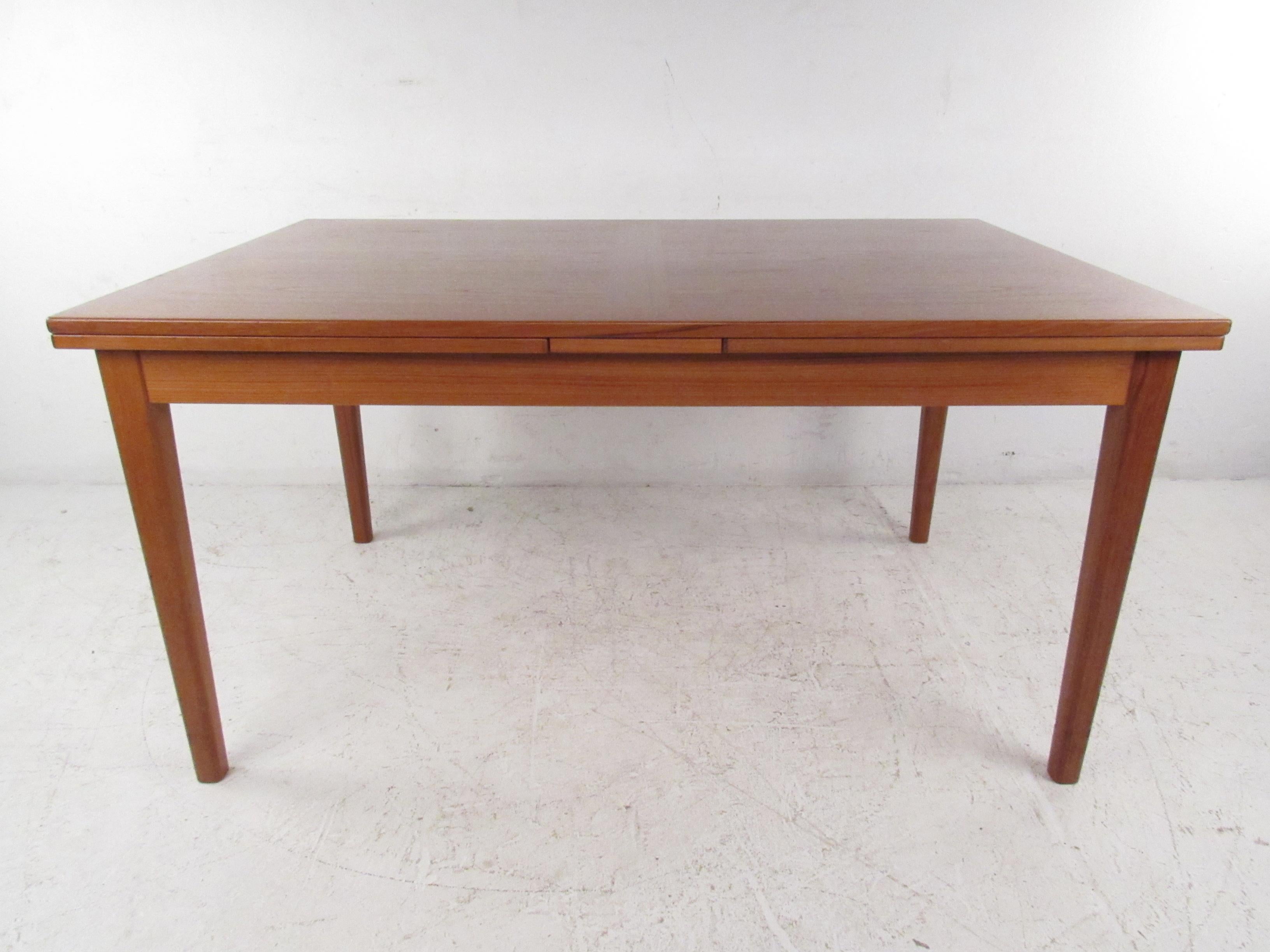 Mesa de comedor danesa de teca de mediados de siglo by Skovby Danés en venta