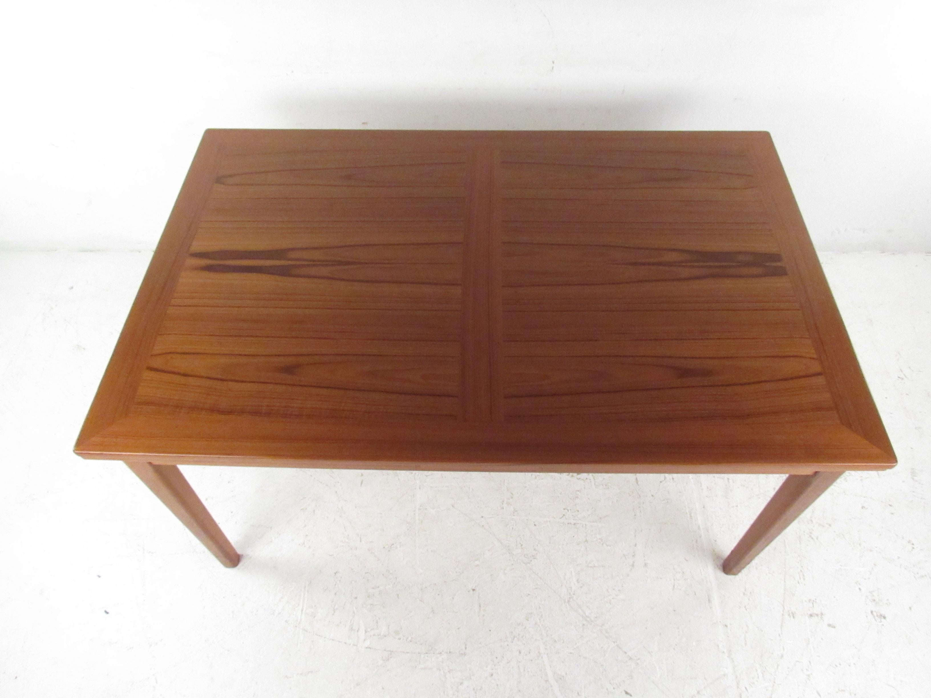 Mesa de comedor danesa de teca de mediados de siglo by Skovby en Bueno estado para la venta en Brooklyn, NY