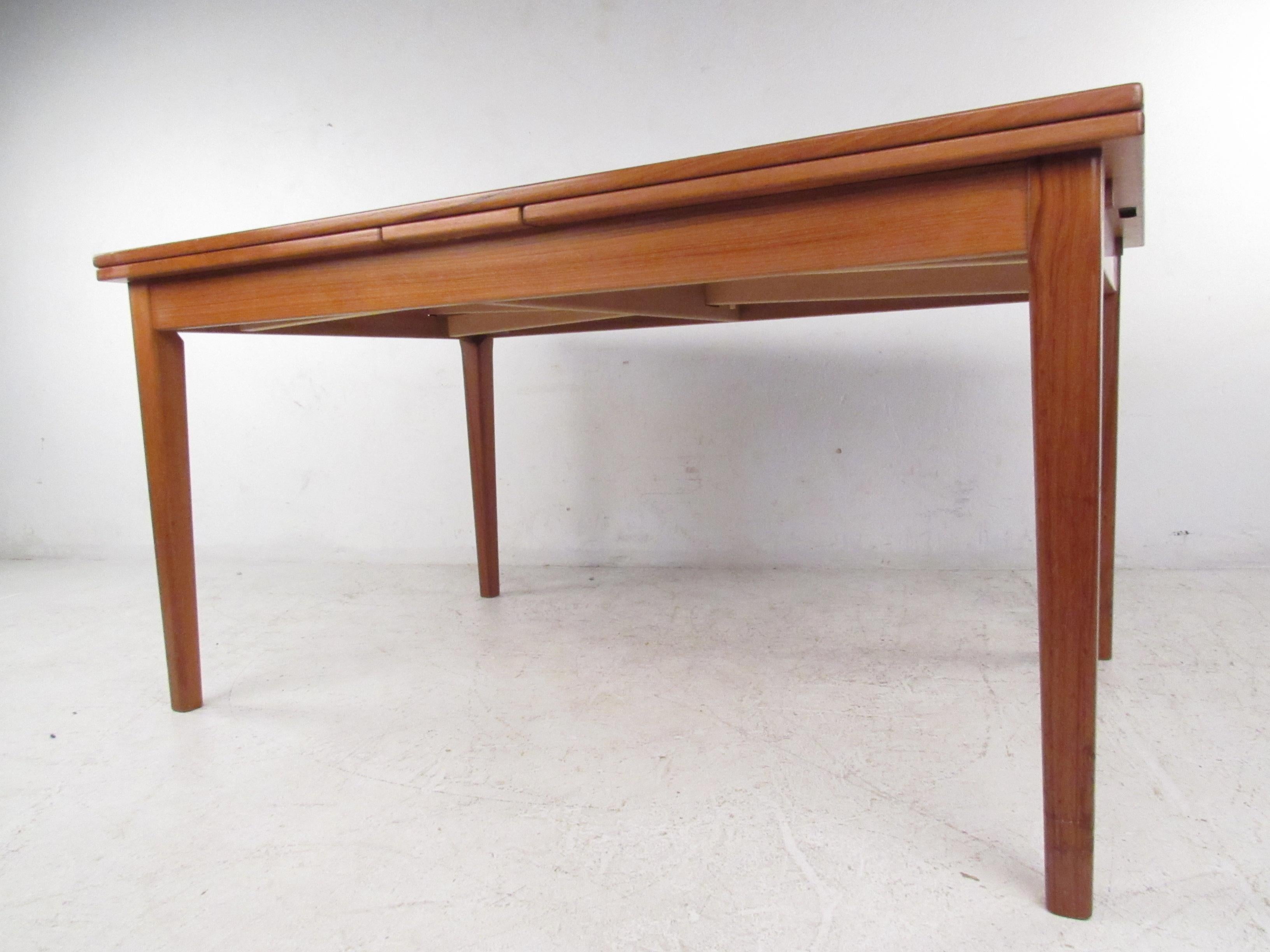 Mesa de comedor danesa de teca de mediados de siglo by Skovby siglo XX en venta