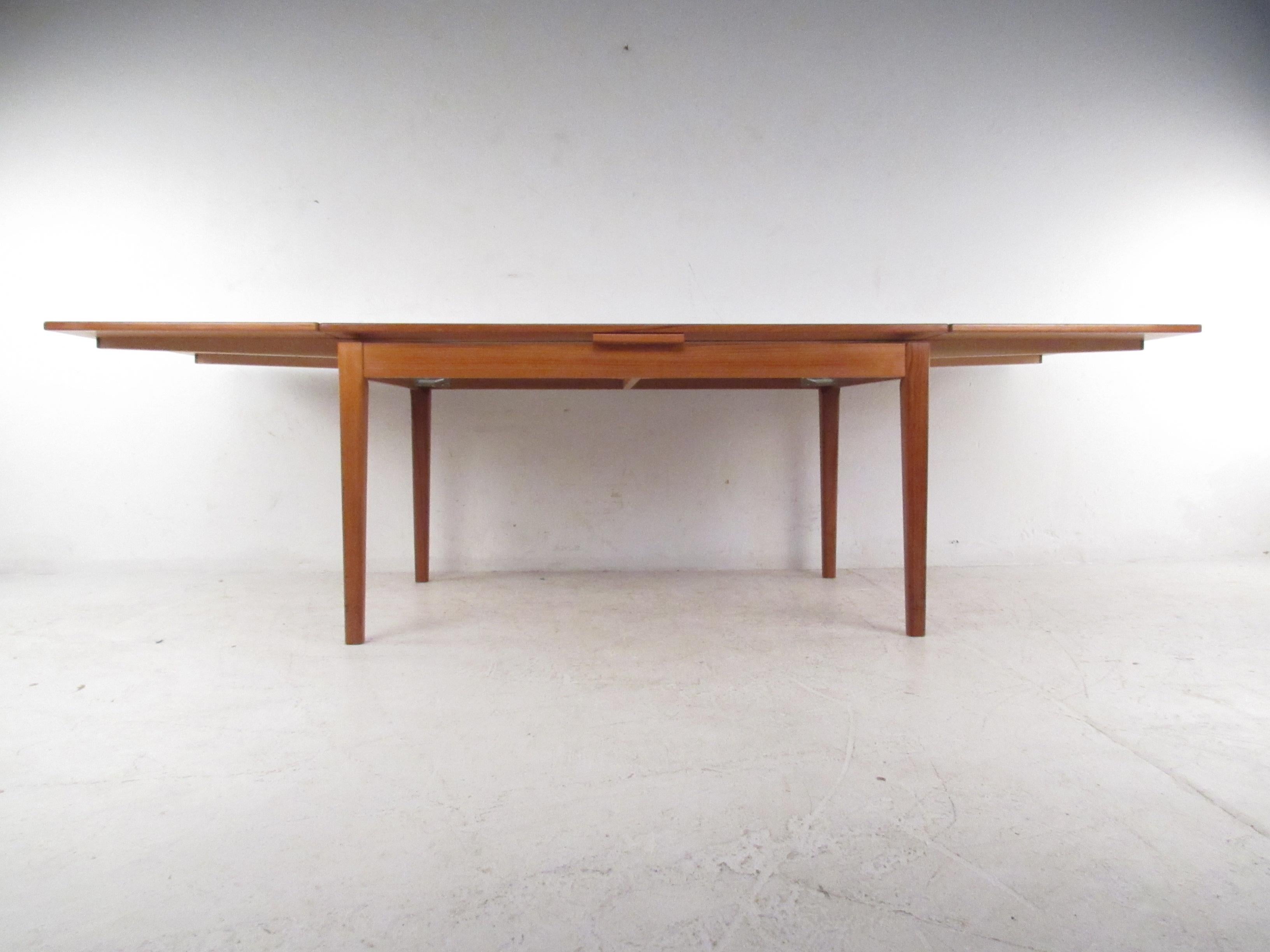 Mesa de comedor danesa de teca de mediados de siglo by Skovby Teca en venta