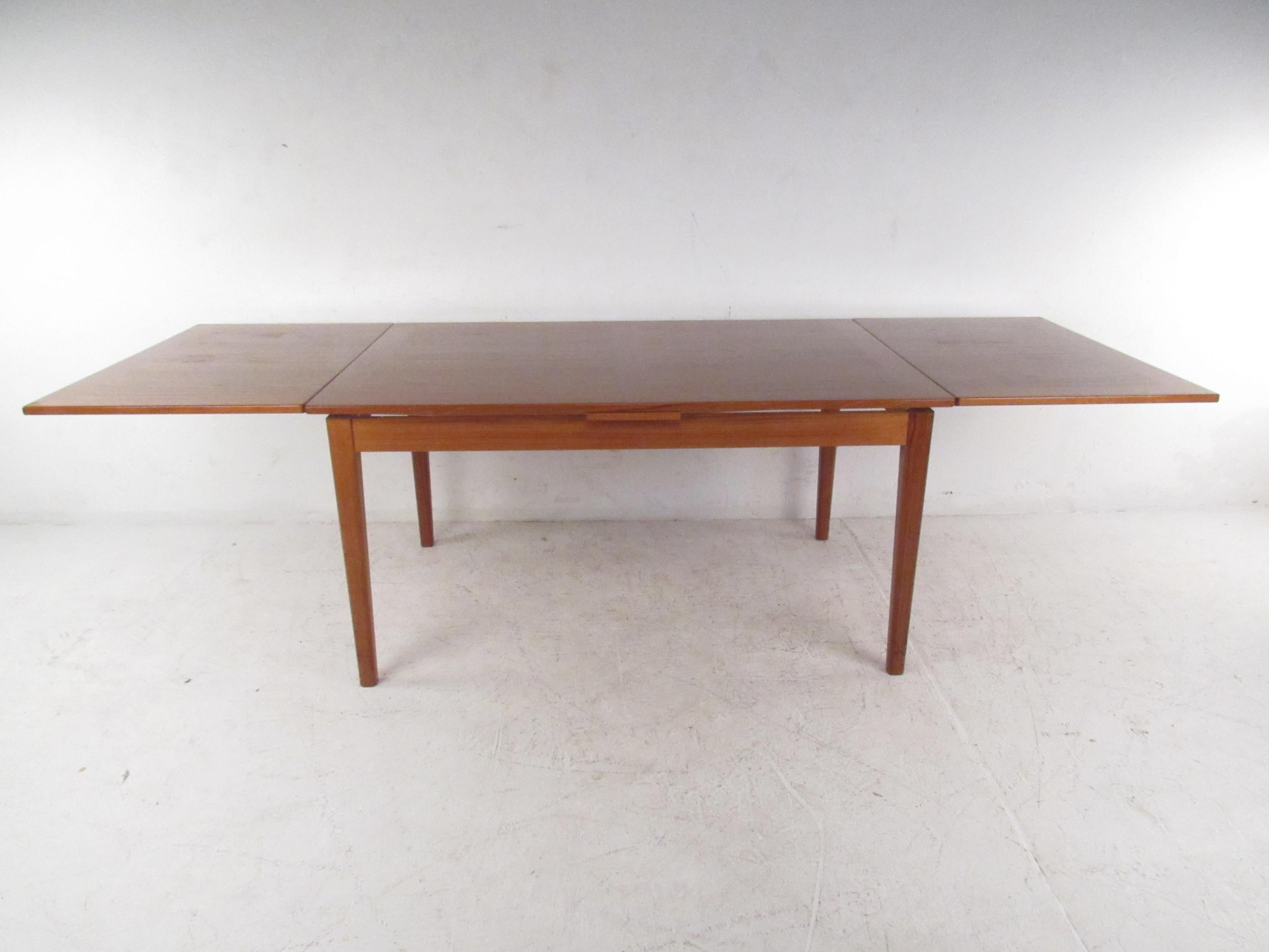 Mesa de comedor danesa de teca de mediados de siglo by Skovby en venta 1