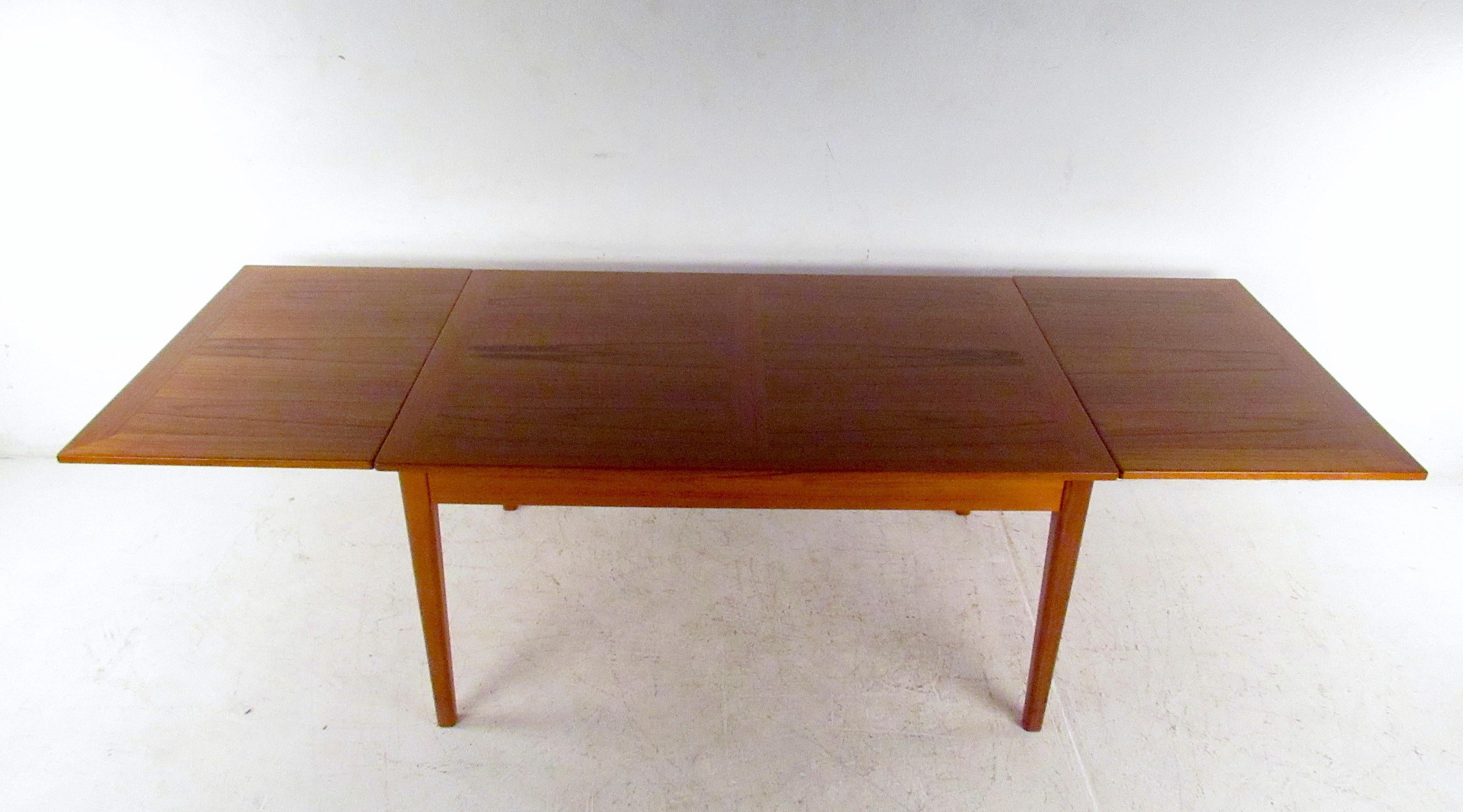 Mesa de comedor danesa de teca de mediados de siglo by Skovby en venta 2