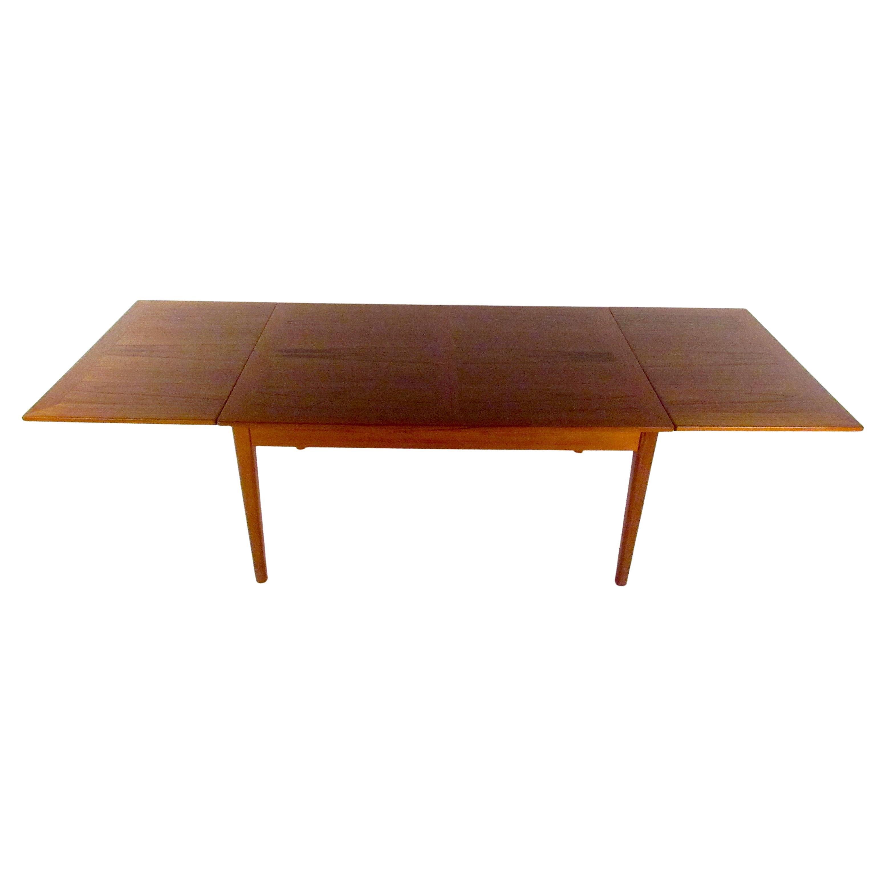 Mesa de comedor danesa de teca de mediados de siglo by Skovby en venta