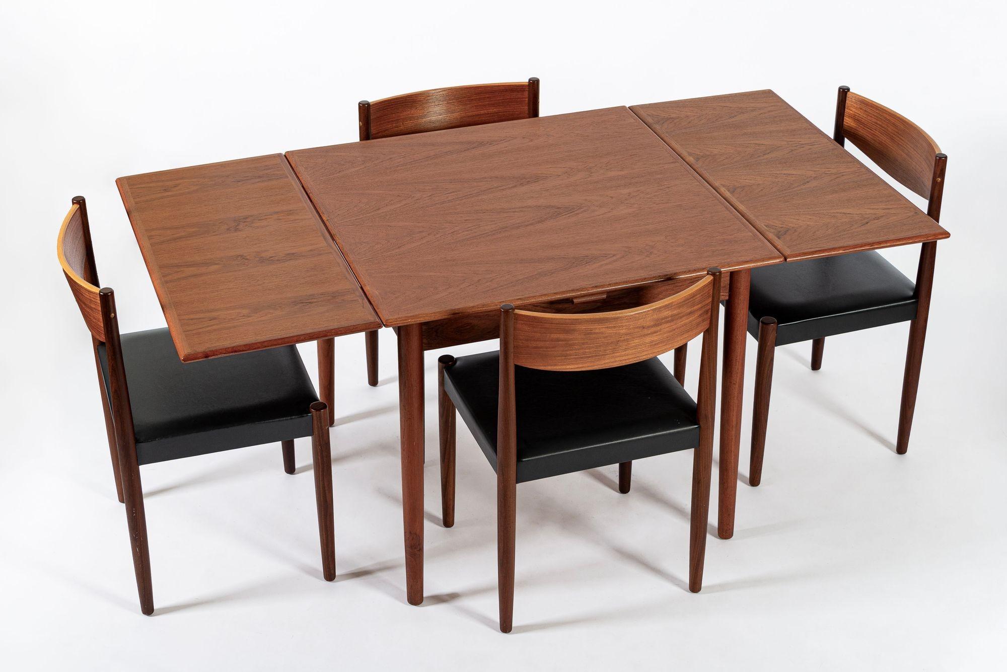 Cet ensemble table et chaises de salle à manger extensibles en teck, datant du milieu du siècle dernier, a été conçu par Poul Volther pour Frem Rojle et fabriqué au Danemark vers 1960. L'ensemble de salle à manger est bien construit et présente un