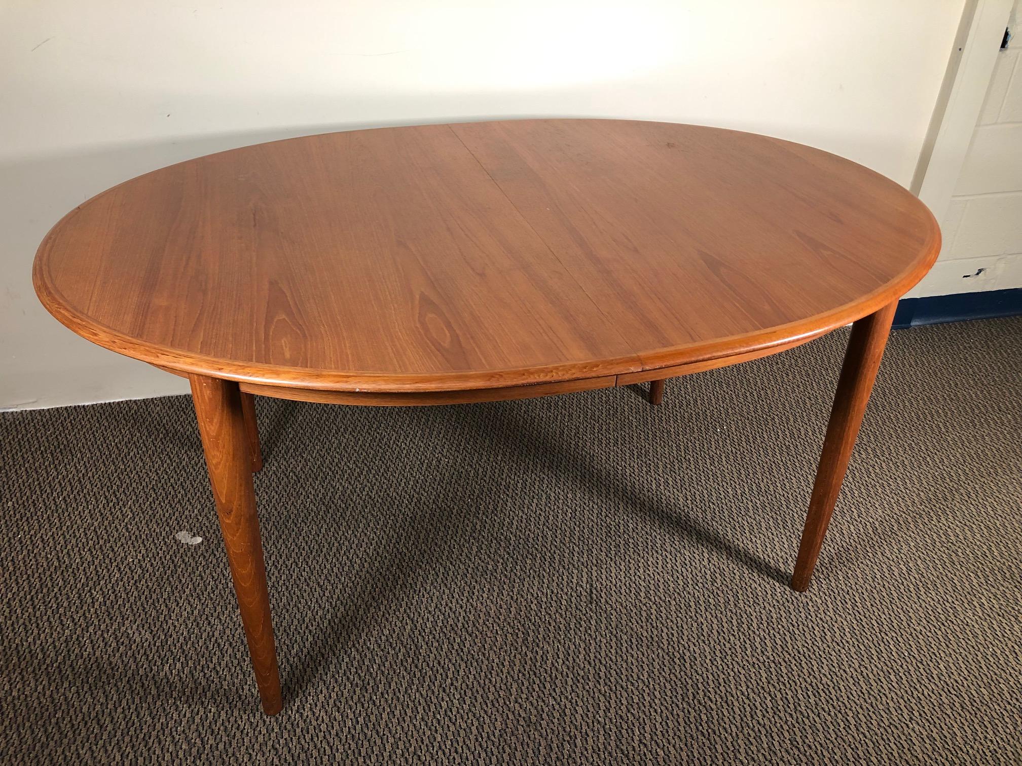This is a 1960s teak dining table with 2 leaves. Leaves can be stored inside the table when not in use. The table can be extended with one or with both leaves.

It seats 10 people comfortably when fully extended.

Very good vintage condition.