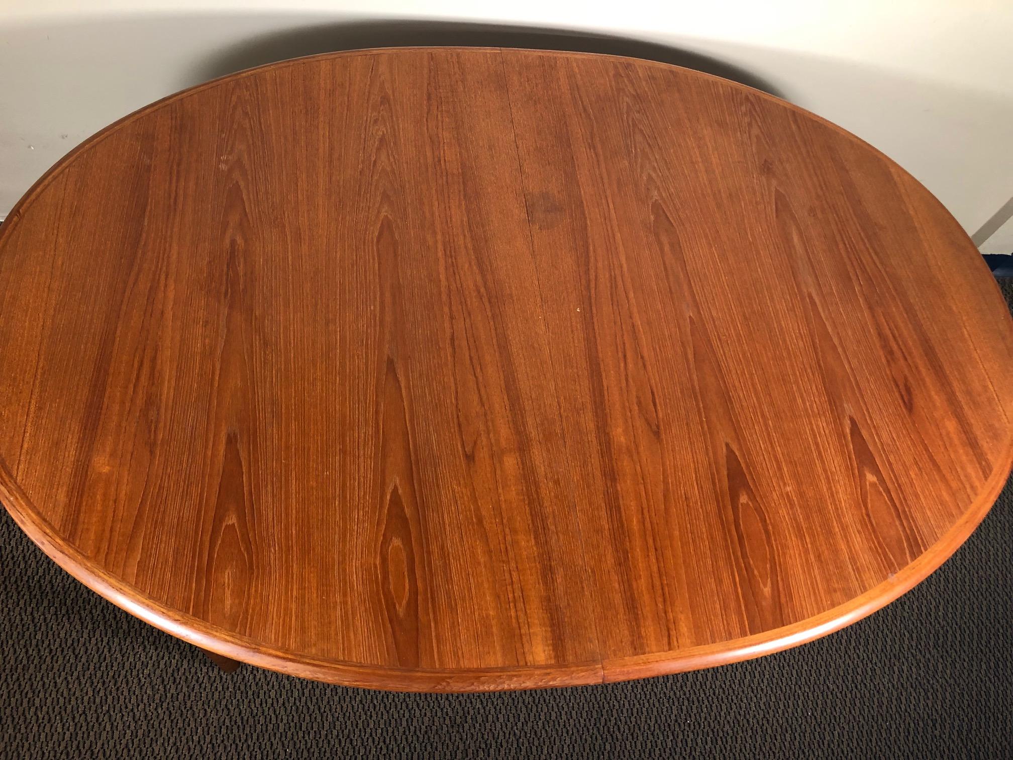 Midcentury Danish Teak Dining Table Extending Seats 10 people	 In Good Condition For Sale In Norcross, GA
