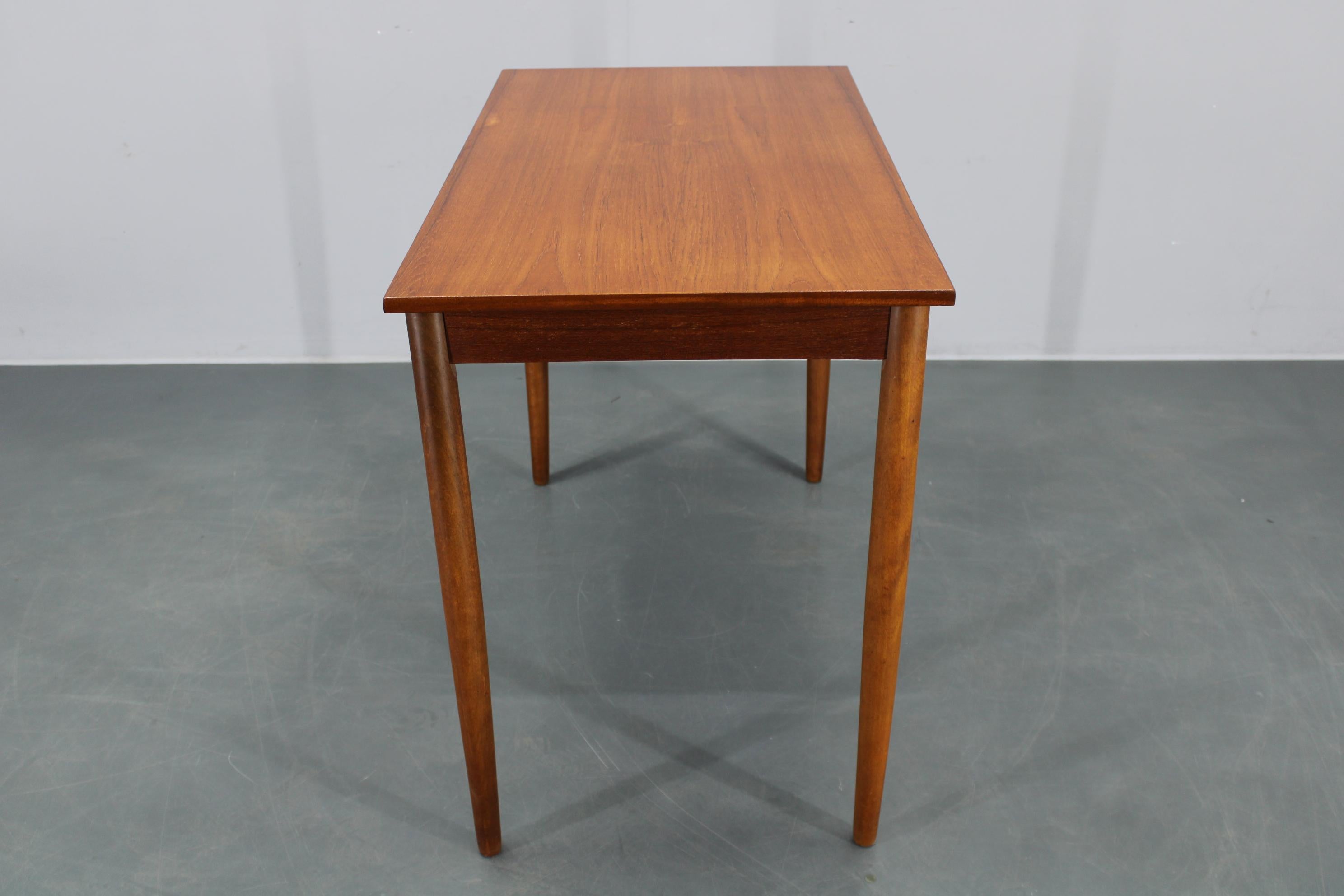 Tavolo da pranzo danese di metà secolo in teak con gambe in beeche massiccio, circa 1960 in vendita 3