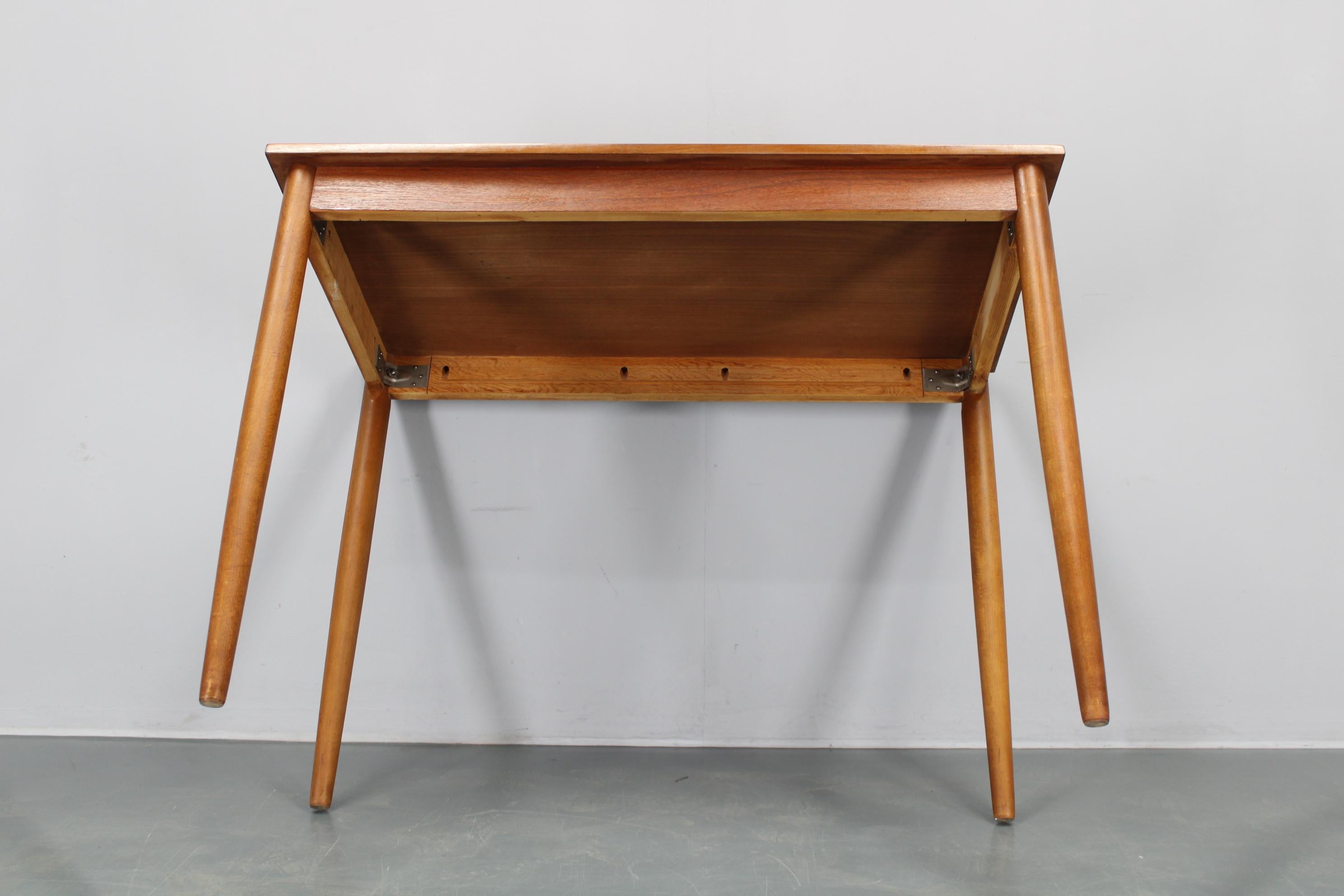 Tavolo da pranzo danese di metà secolo in teak con gambe in beeche massiccio, circa 1960 in vendita 4
